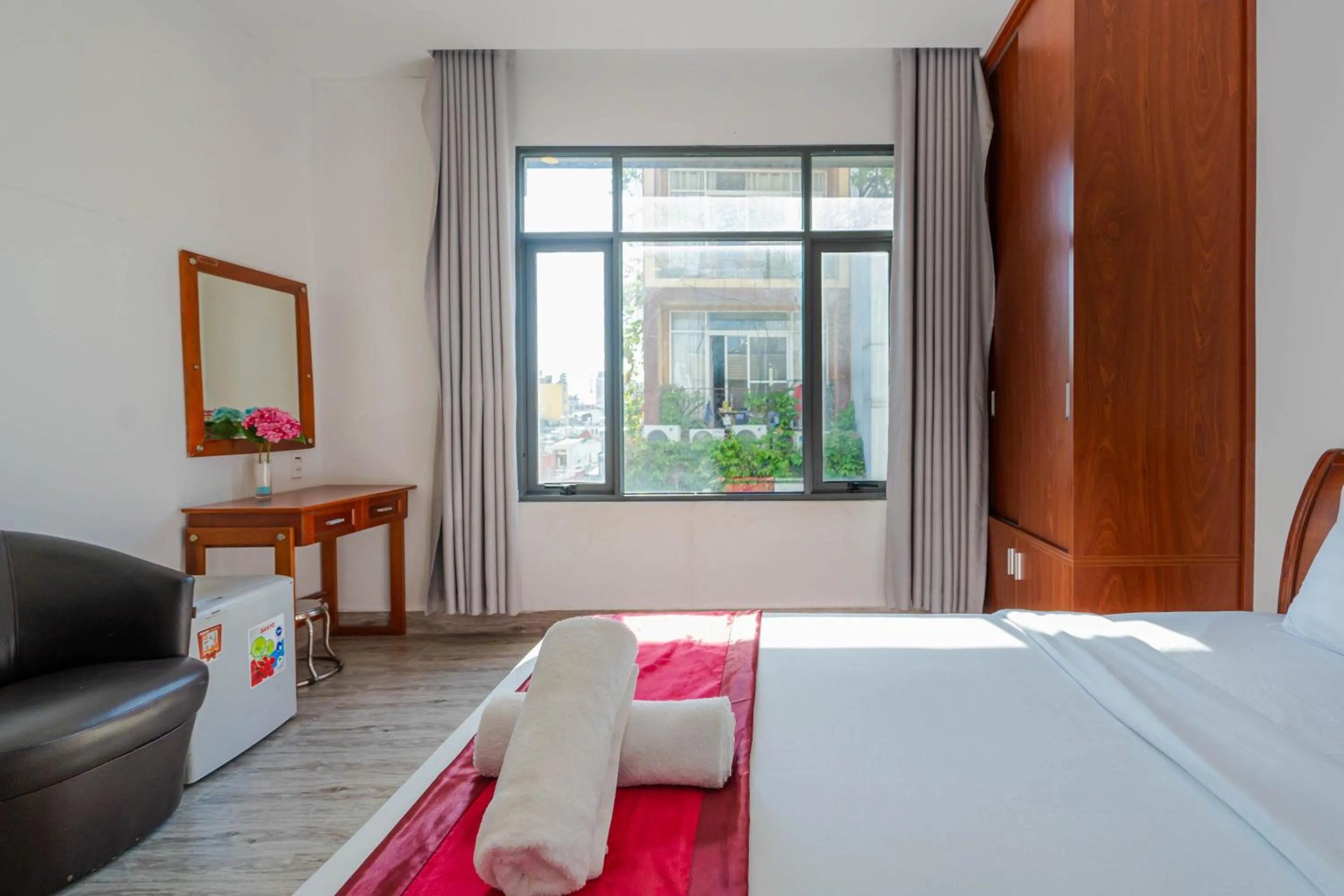 Bed in New York Hotel Pham Ngu Lao