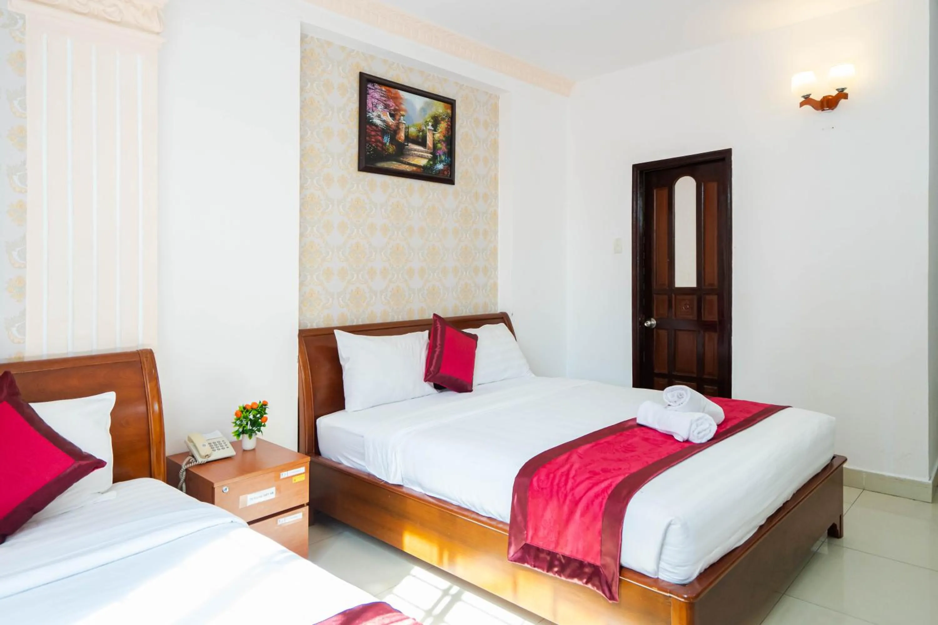 Bed in New York Hotel Pham Ngu Lao