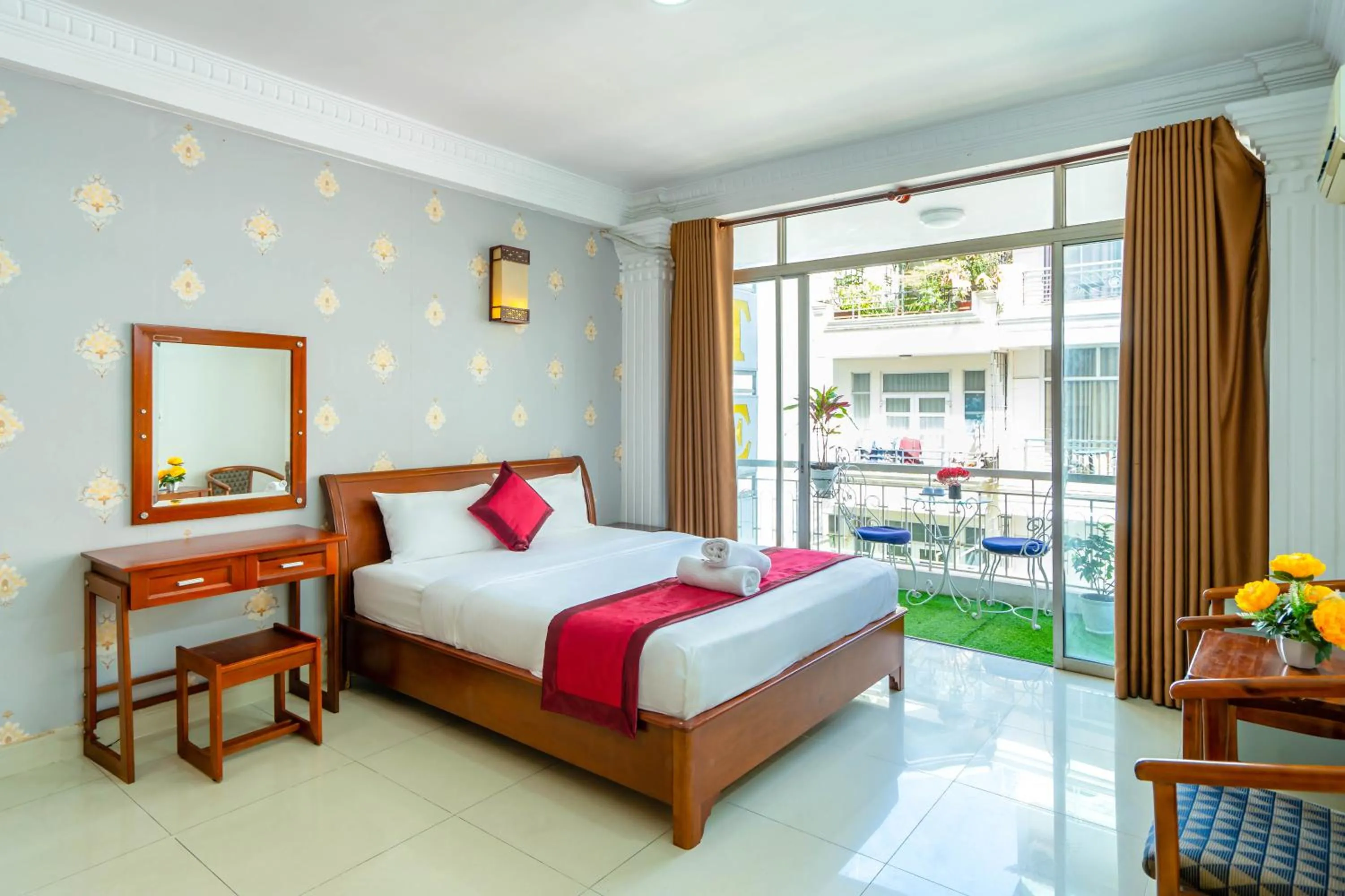 Bed in New York Hotel Pham Ngu Lao