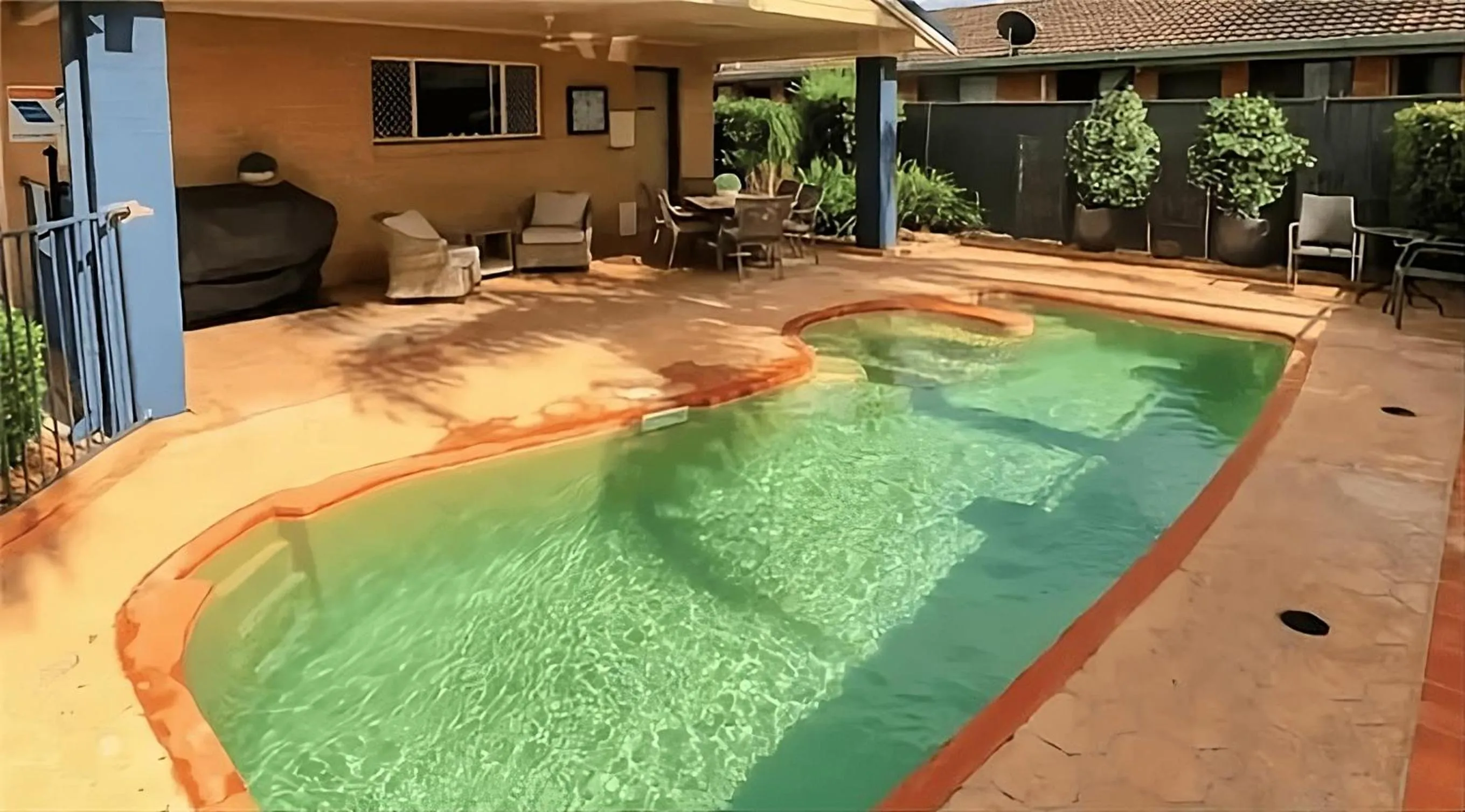 Swimming pool in Edward Parry Motel and Apartments