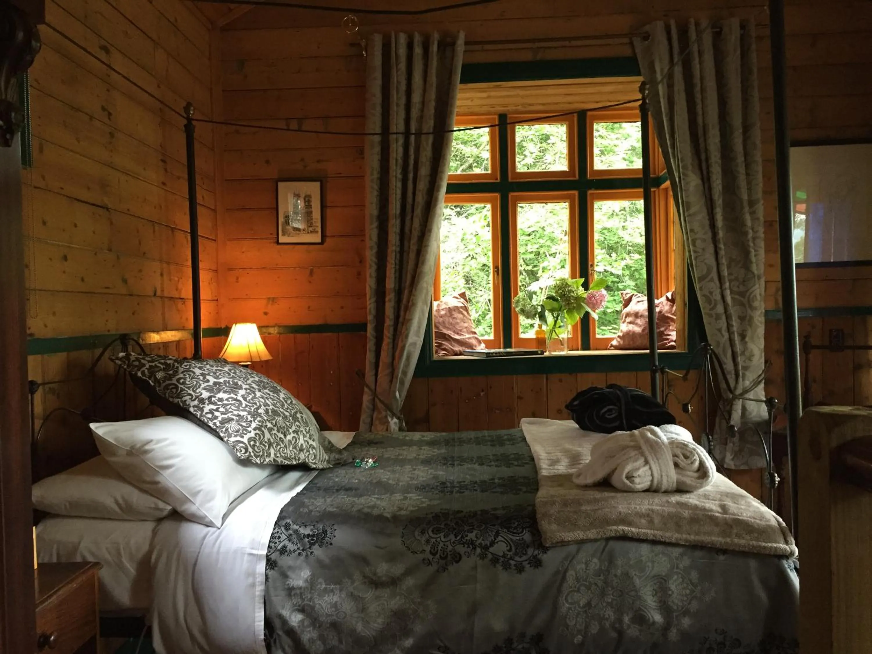 Bed in Como Cottage Accommodation