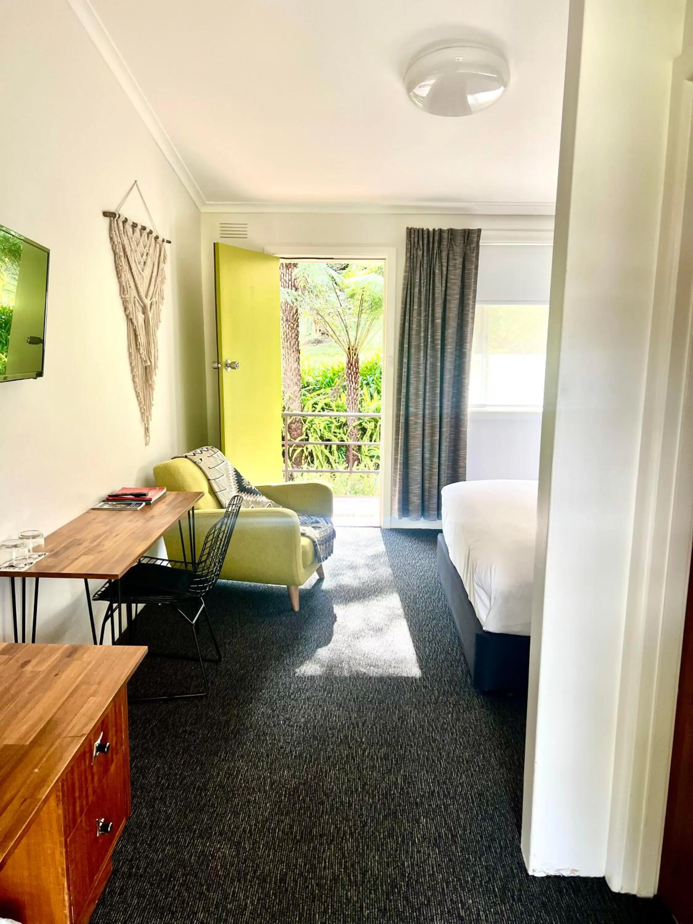 Living room, Bed in Warburton Motel