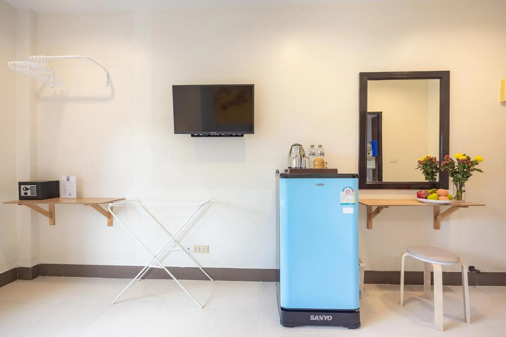 TV and multimedia in Baan Yuyen Karon Guesthouse