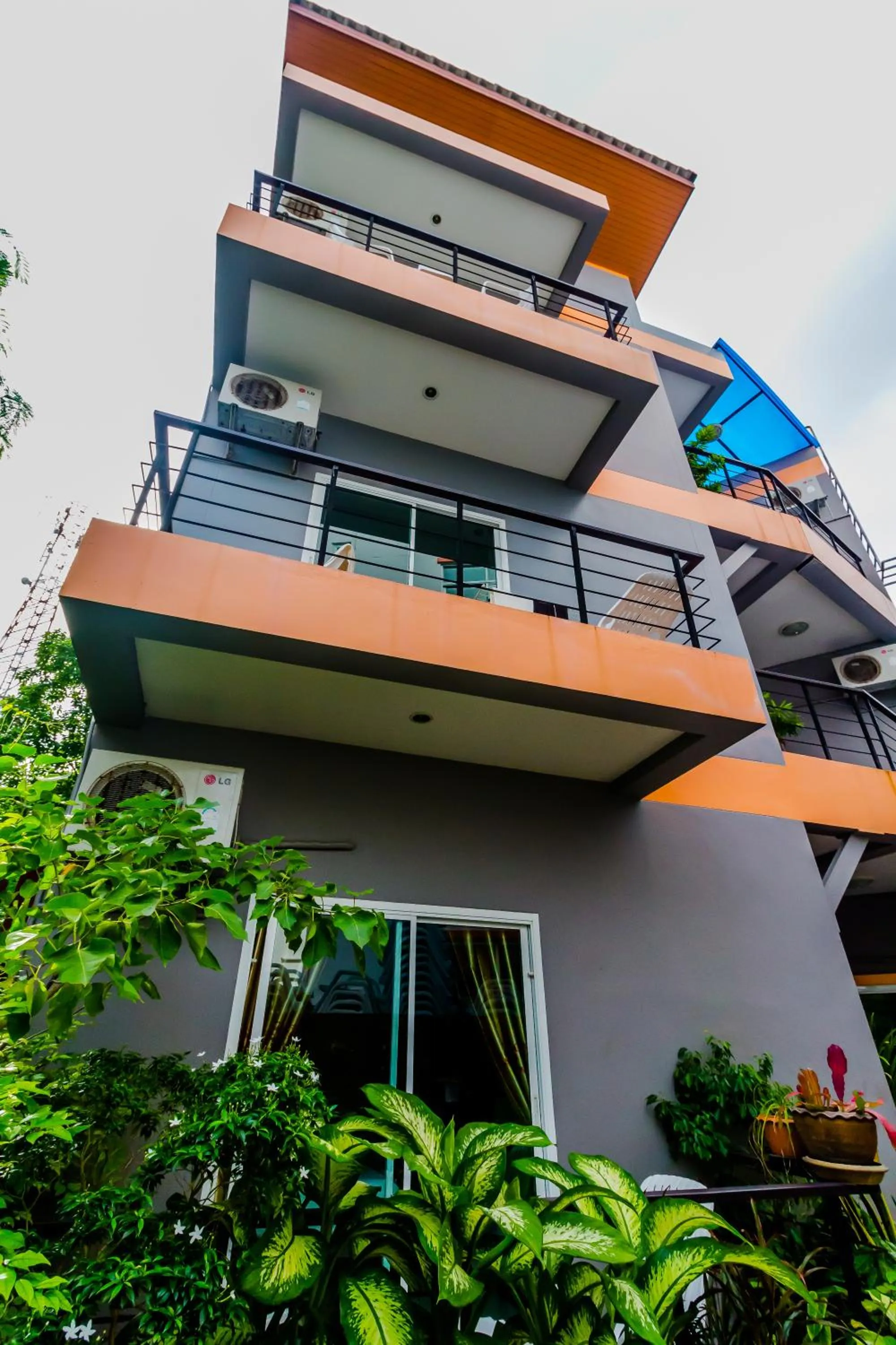 Property building in Baan Yuyen Karon Guesthouse