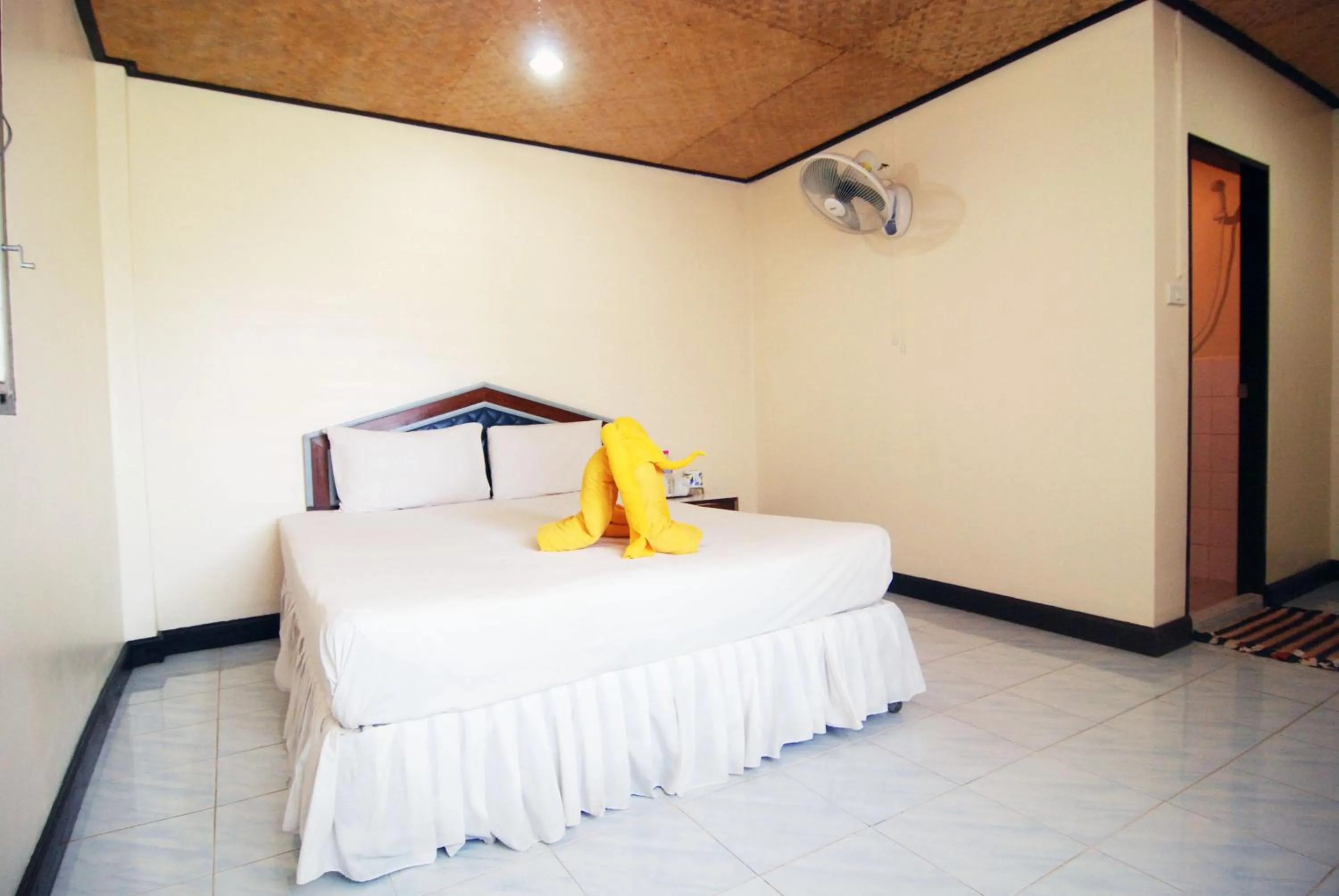 Photo of the whole room, Bed in Lanta Coral Beach Resort