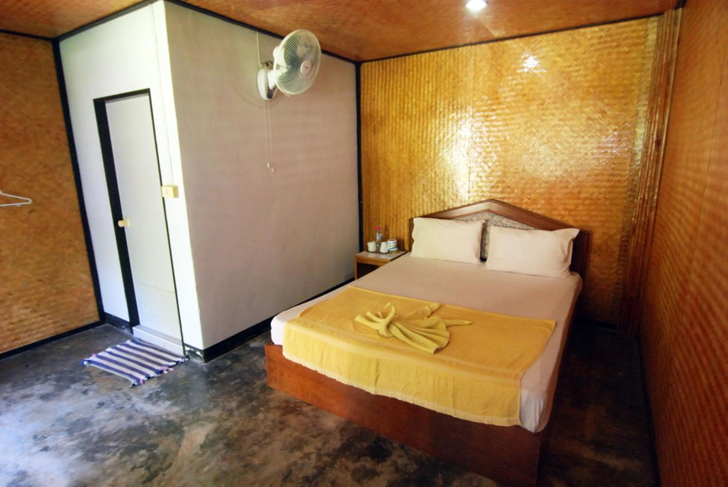 Photo of the whole room, Bed in Lanta Coral Beach Resort