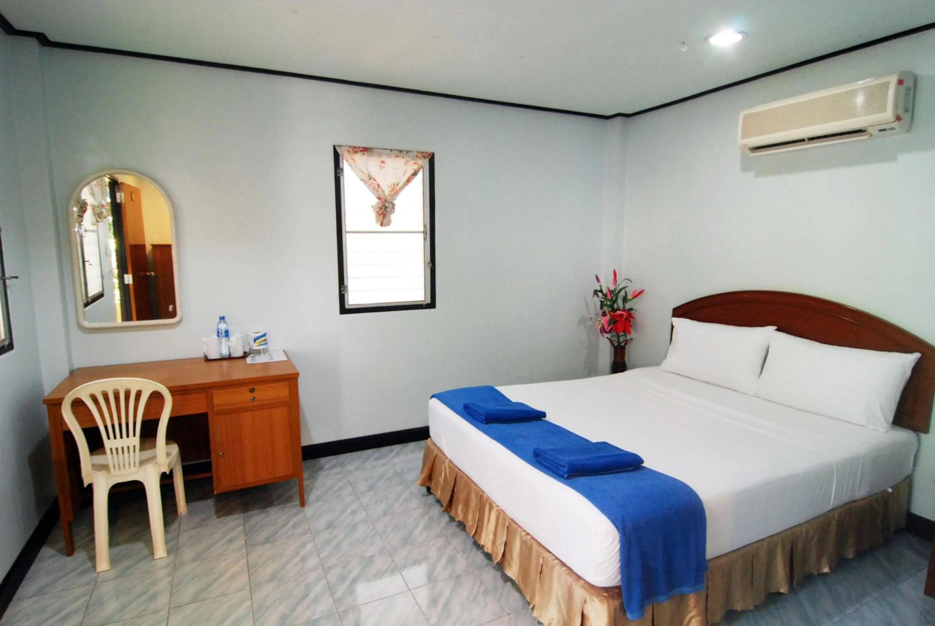 Photo of the whole room, Bed in Lanta Coral Beach Resort