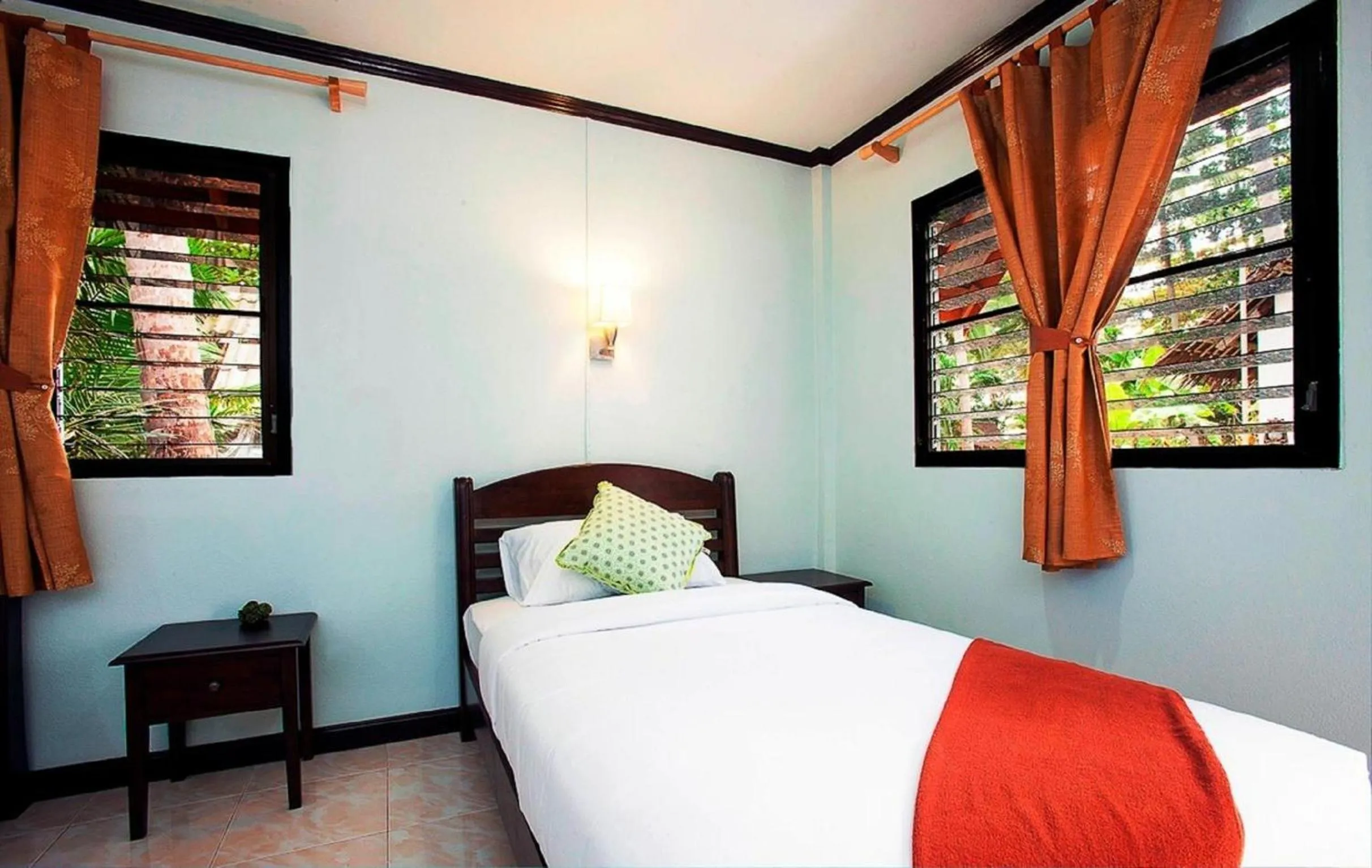 Bed in Lanta Coral Beach Resort