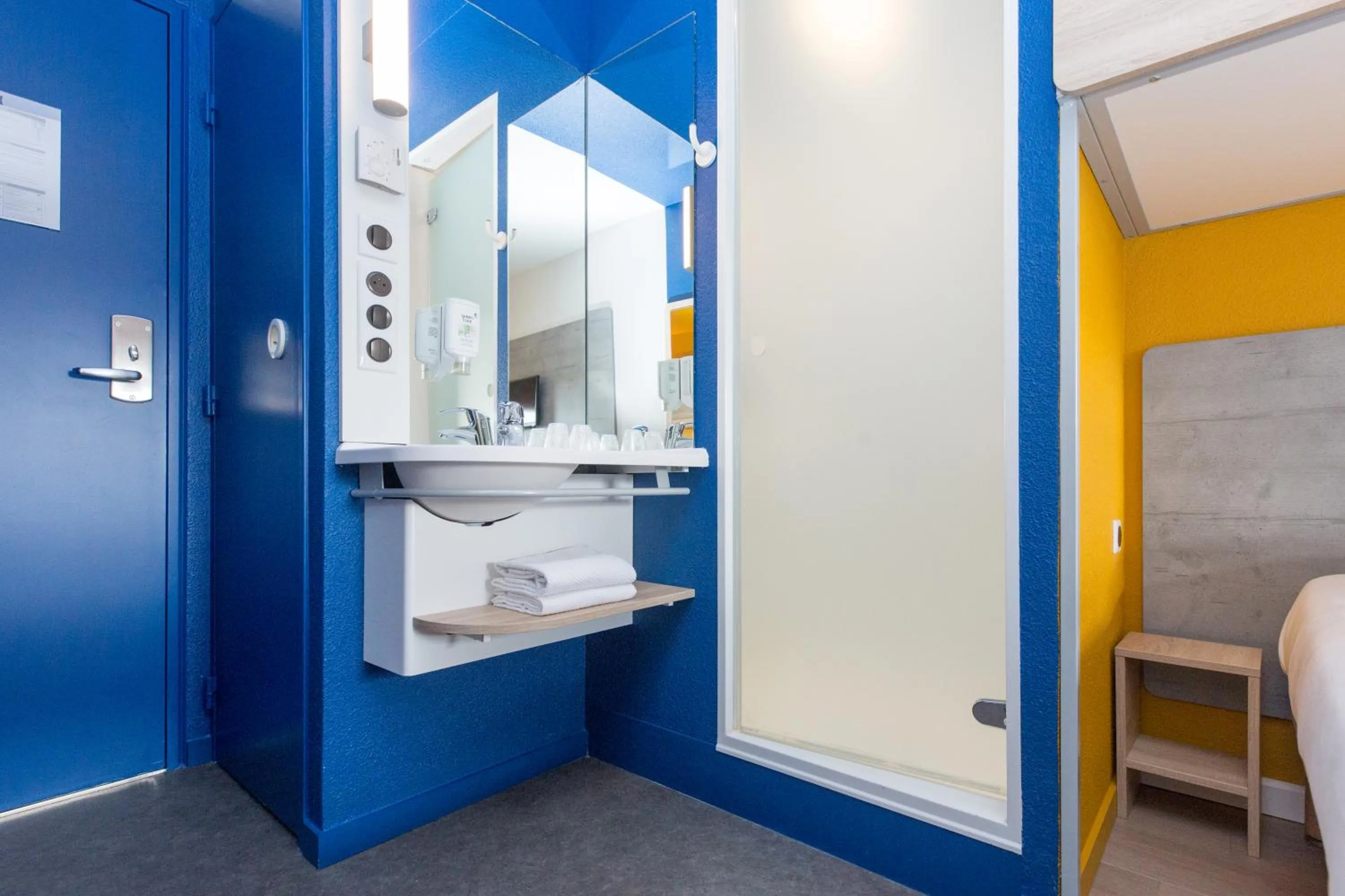 Bathroom in Ibis Budget Marmande