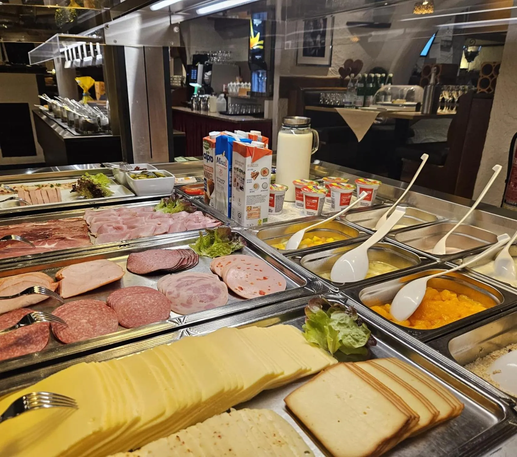 Restaurant/places to eat in CONTEL Hotel