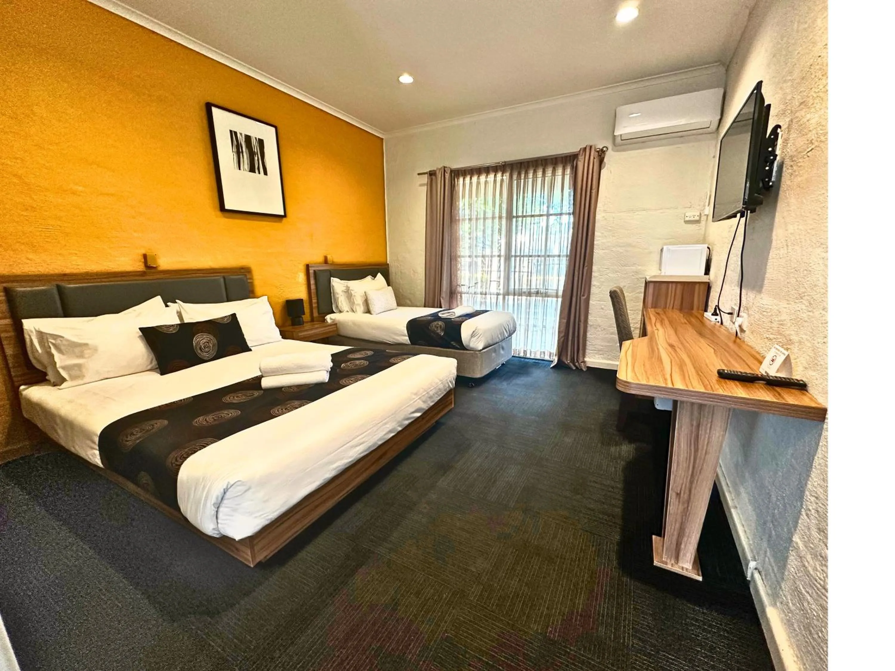 Bedroom, Bed in Greensborough Motel