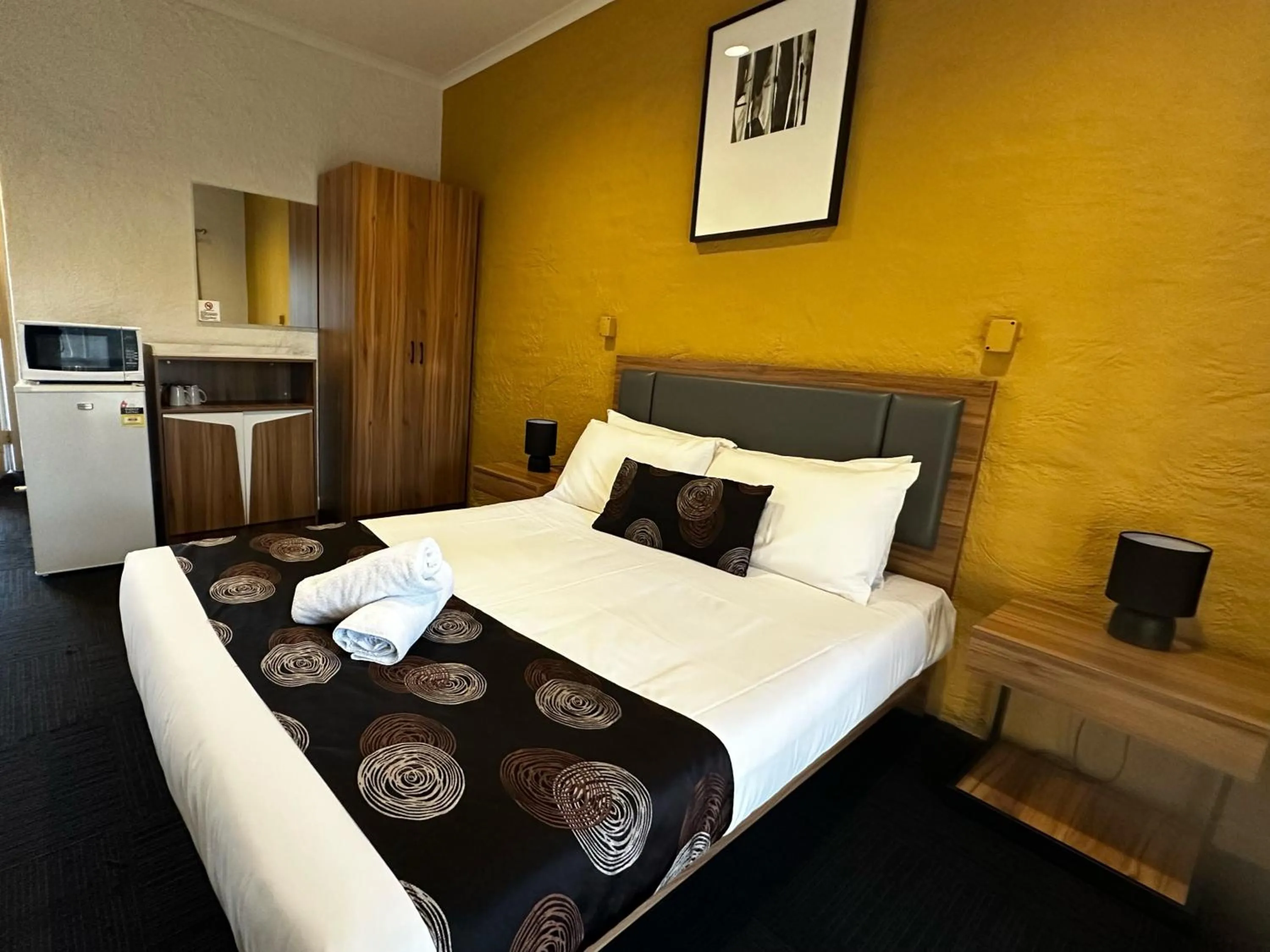 Bed in Greensborough Motel