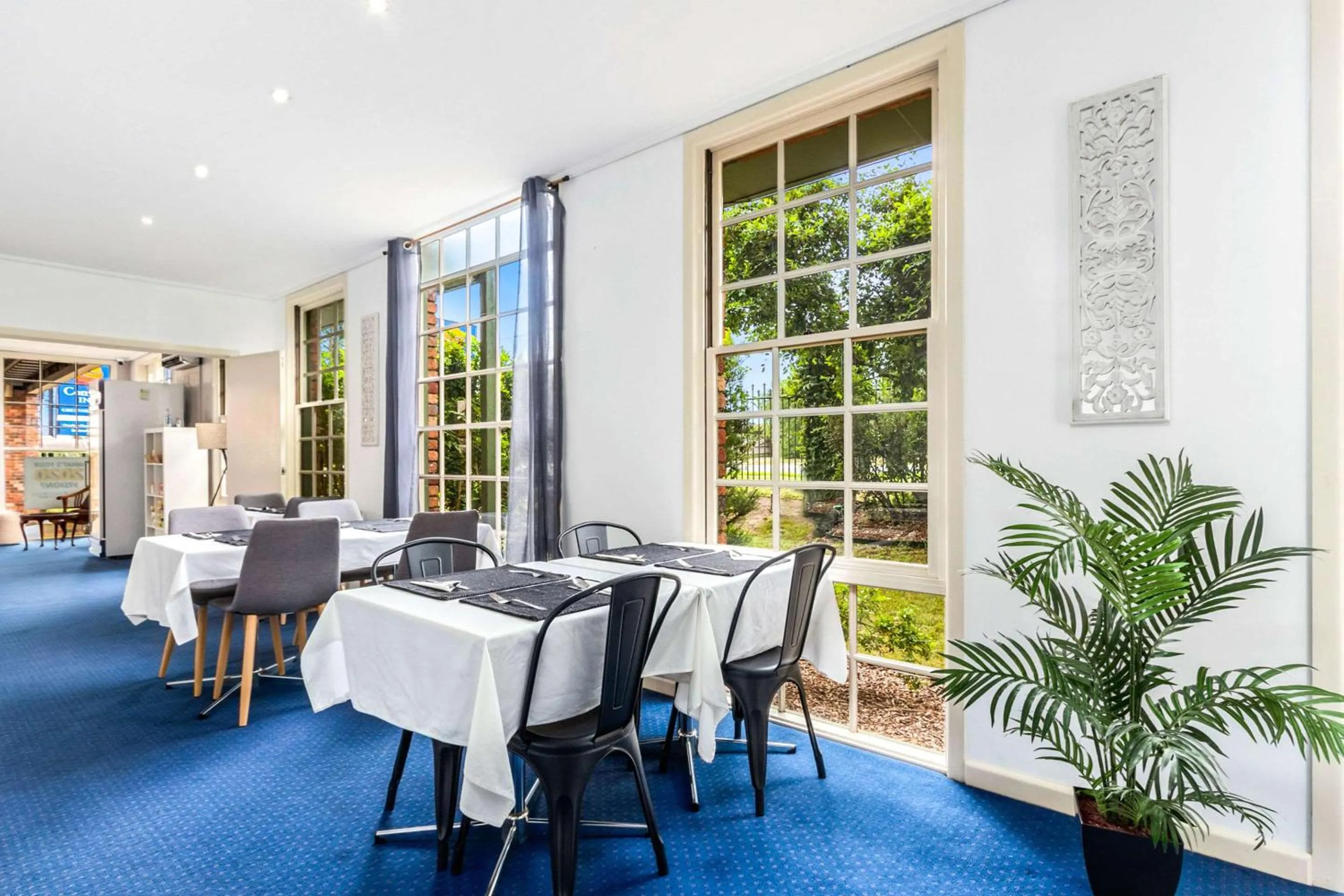 Restaurant/places to eat in Greensborough Motel