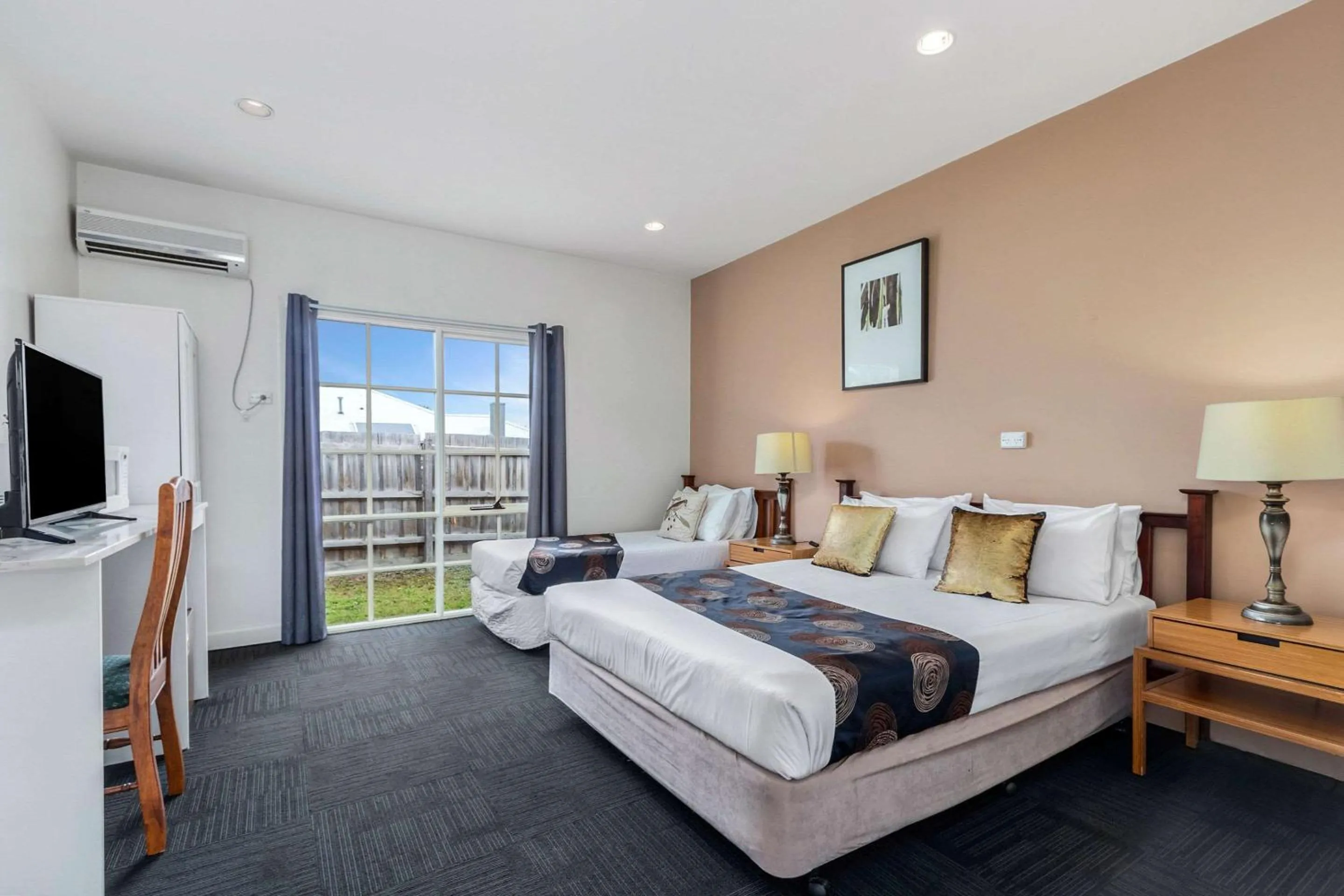 Photo of the whole room, Bed in Greensborough Motel