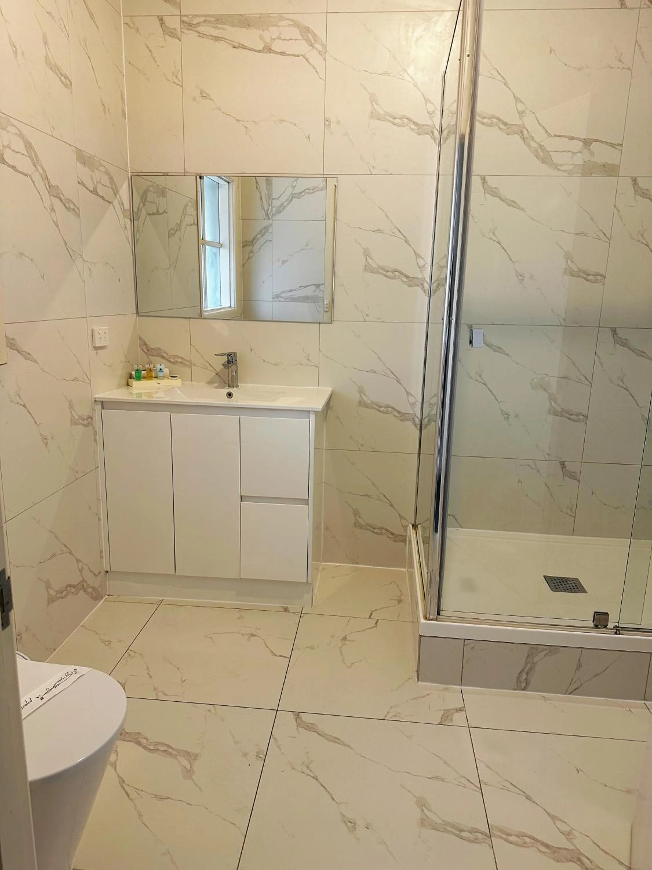 Bathroom in Greensborough Motel