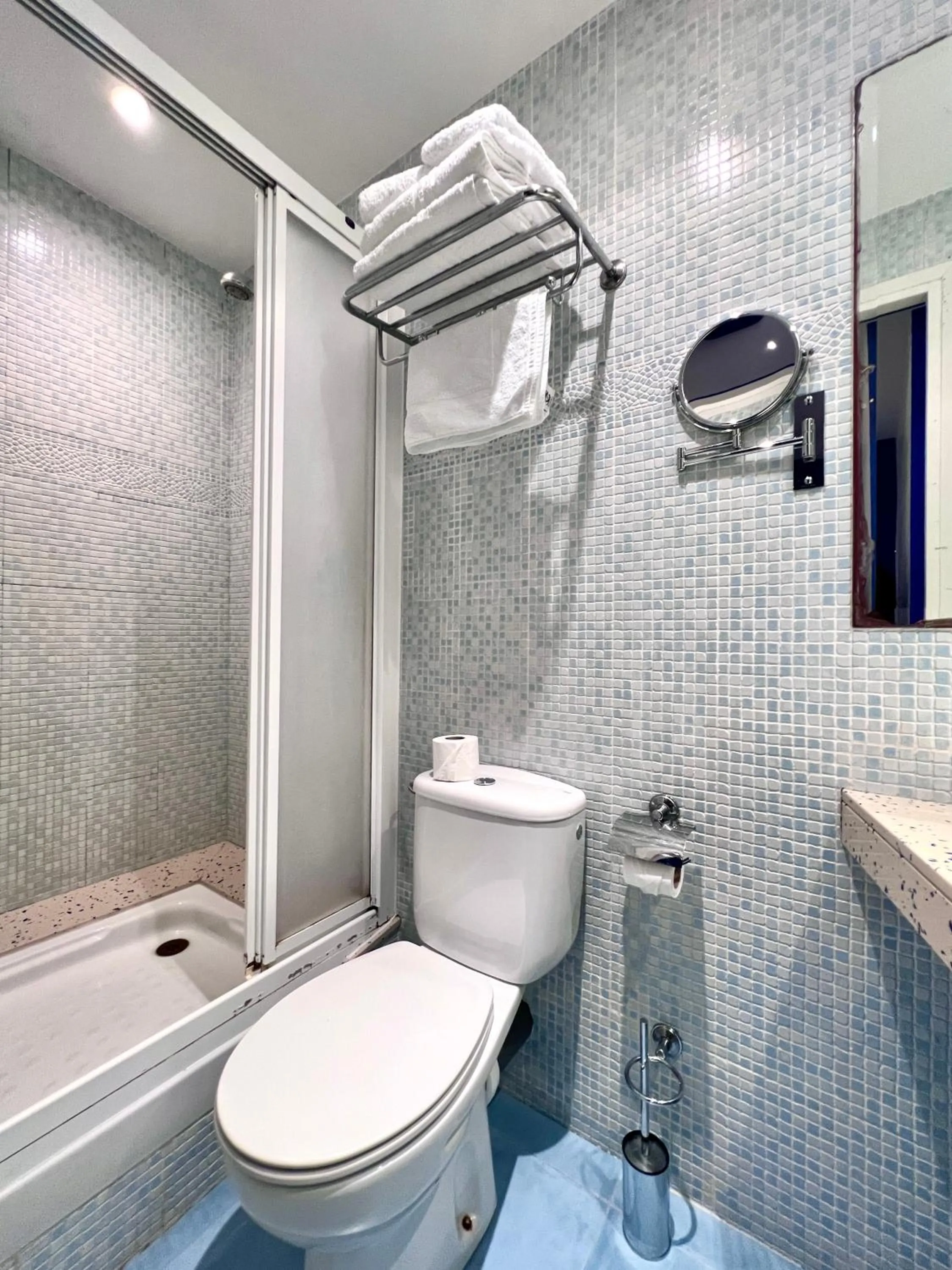 Shower in Hostal Apolo