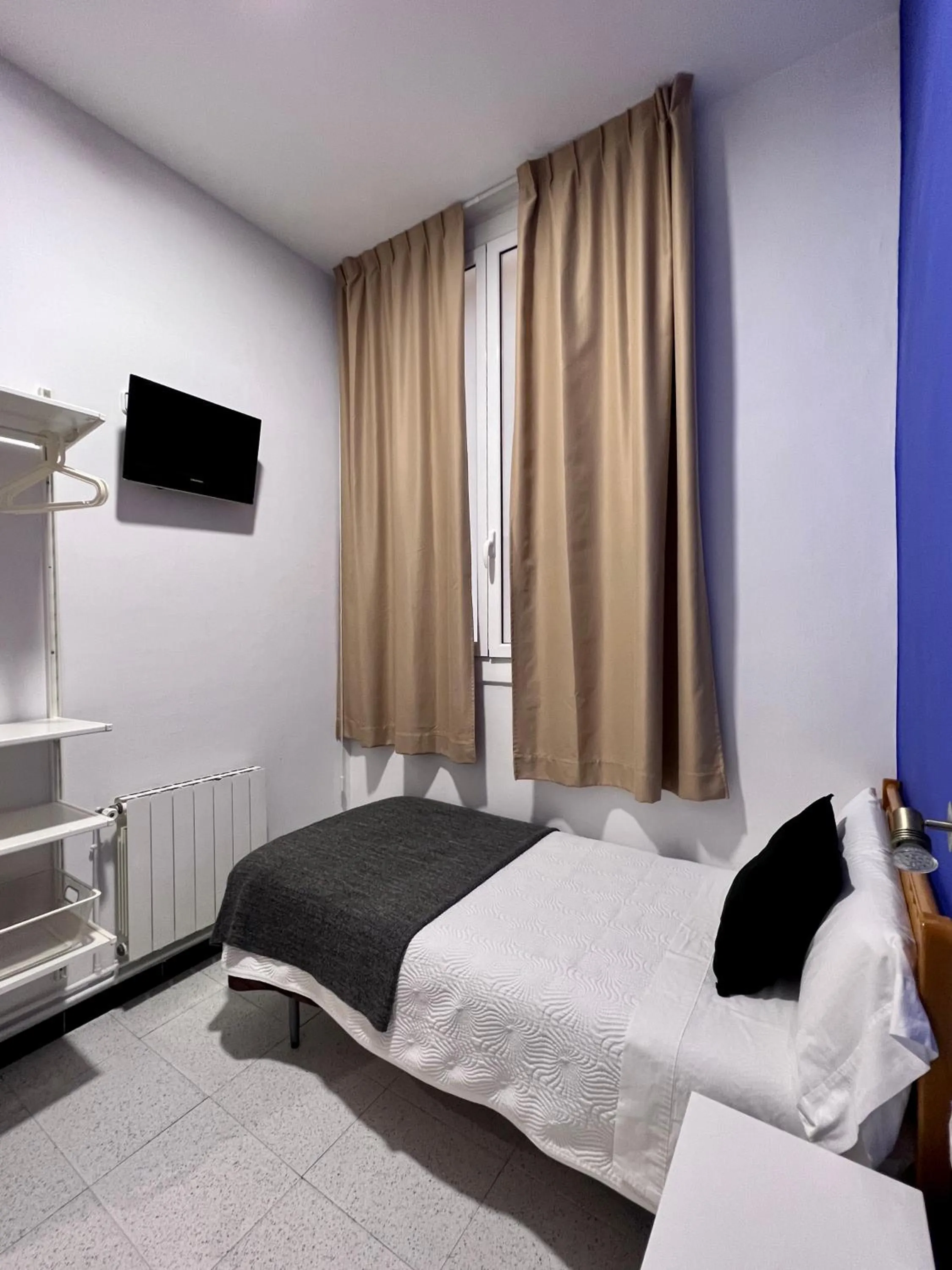 Photo of the whole room, Bed in Pensión Peiró