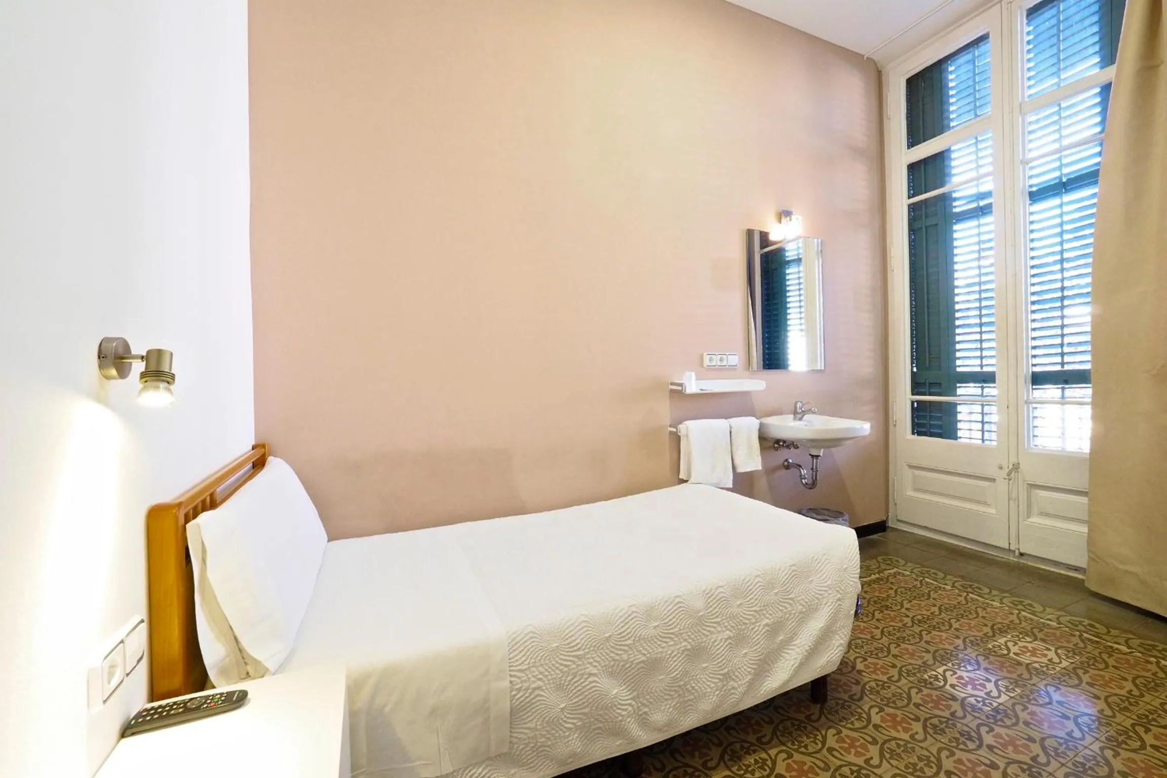 Photo of the whole room, Bed in Pensión Peiró