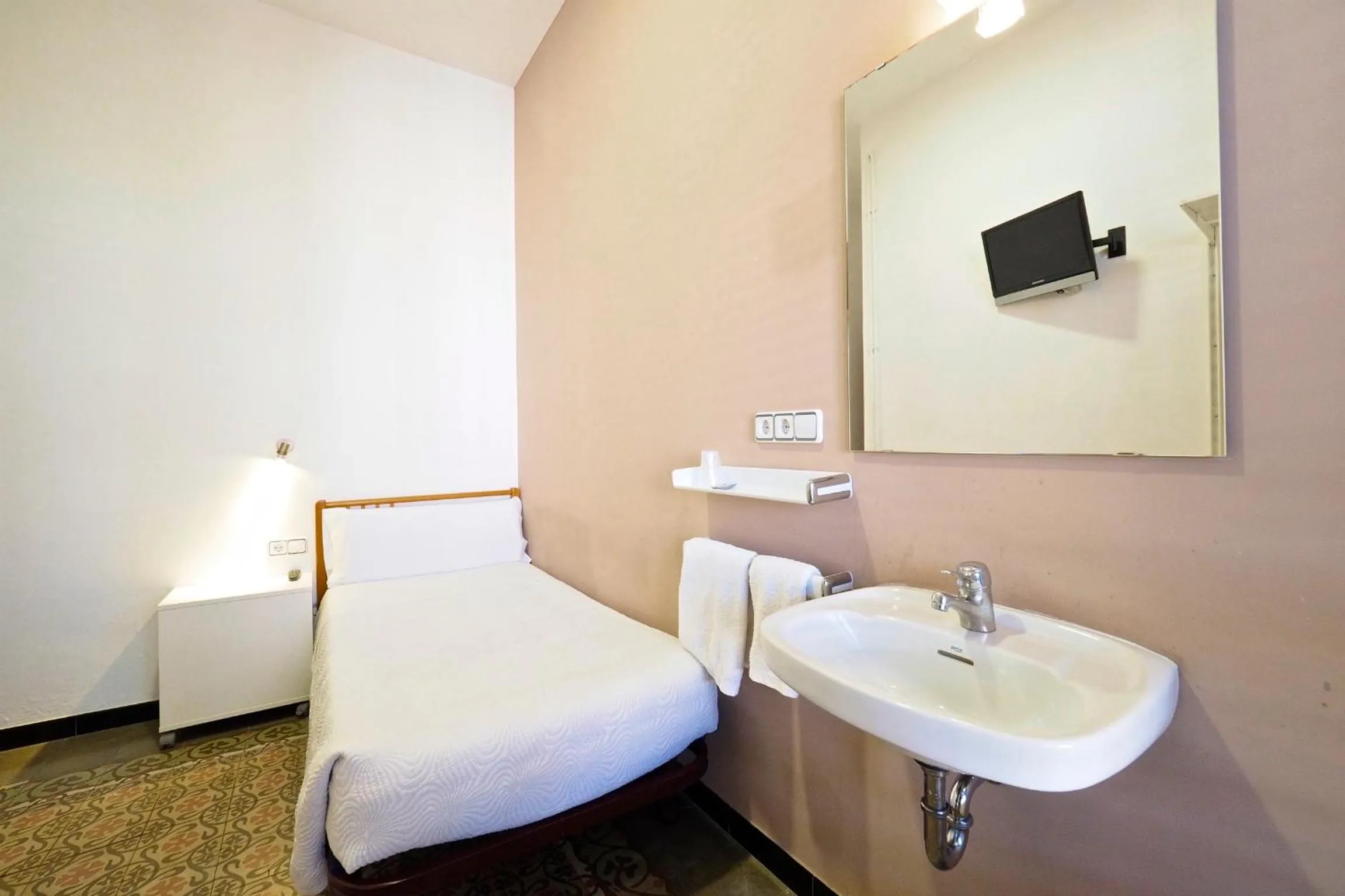 Photo of the whole room in Pensión Peiró