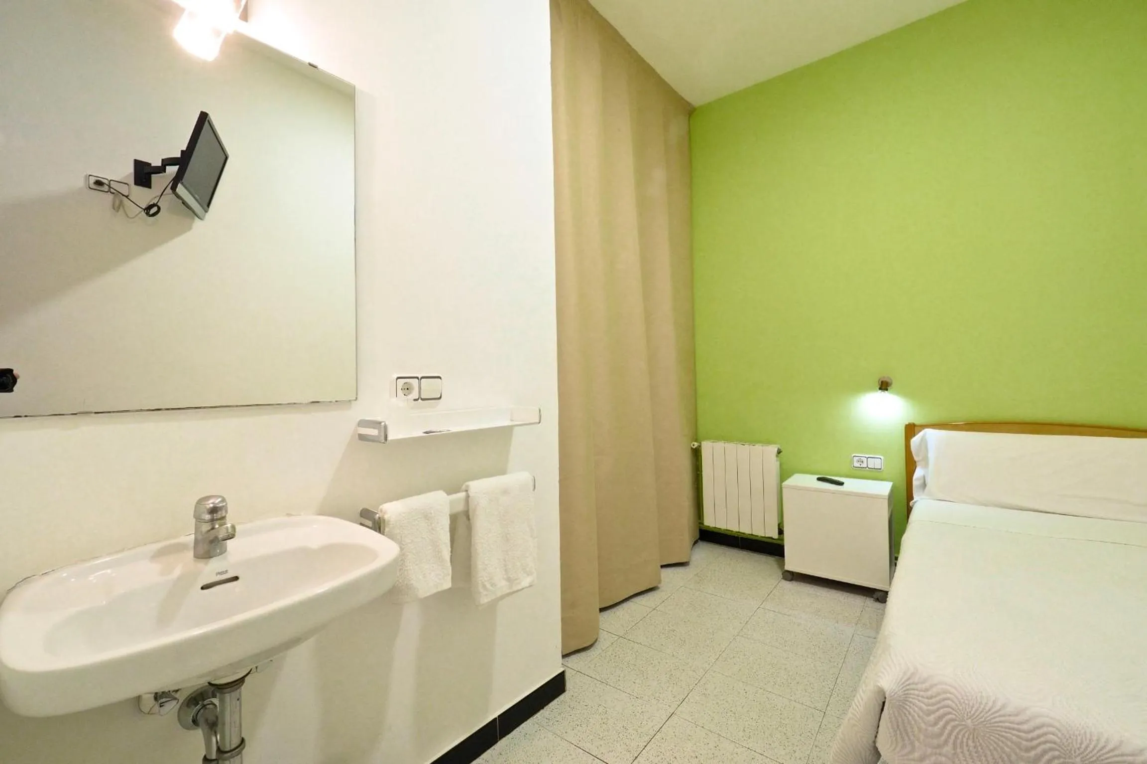 Photo of the whole room, Bed in Pensión Peiró