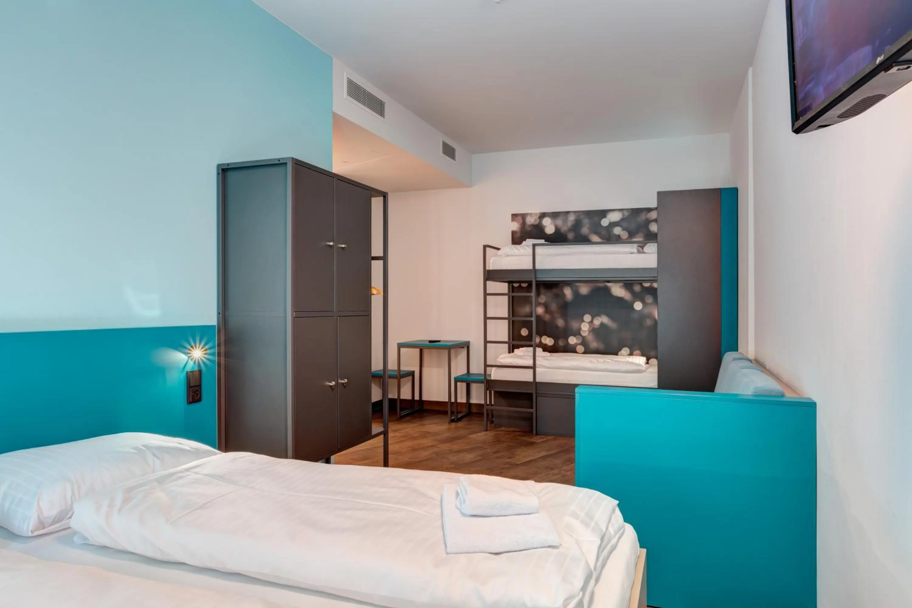 Bedroom, Bed in MEININGER Hotel München Olympiapark