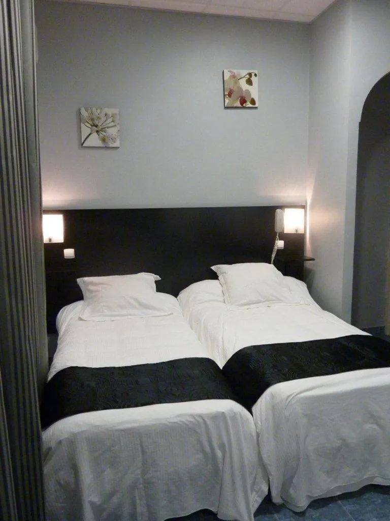 Photo of the whole room, Bed in Hôtel Villa Boeri