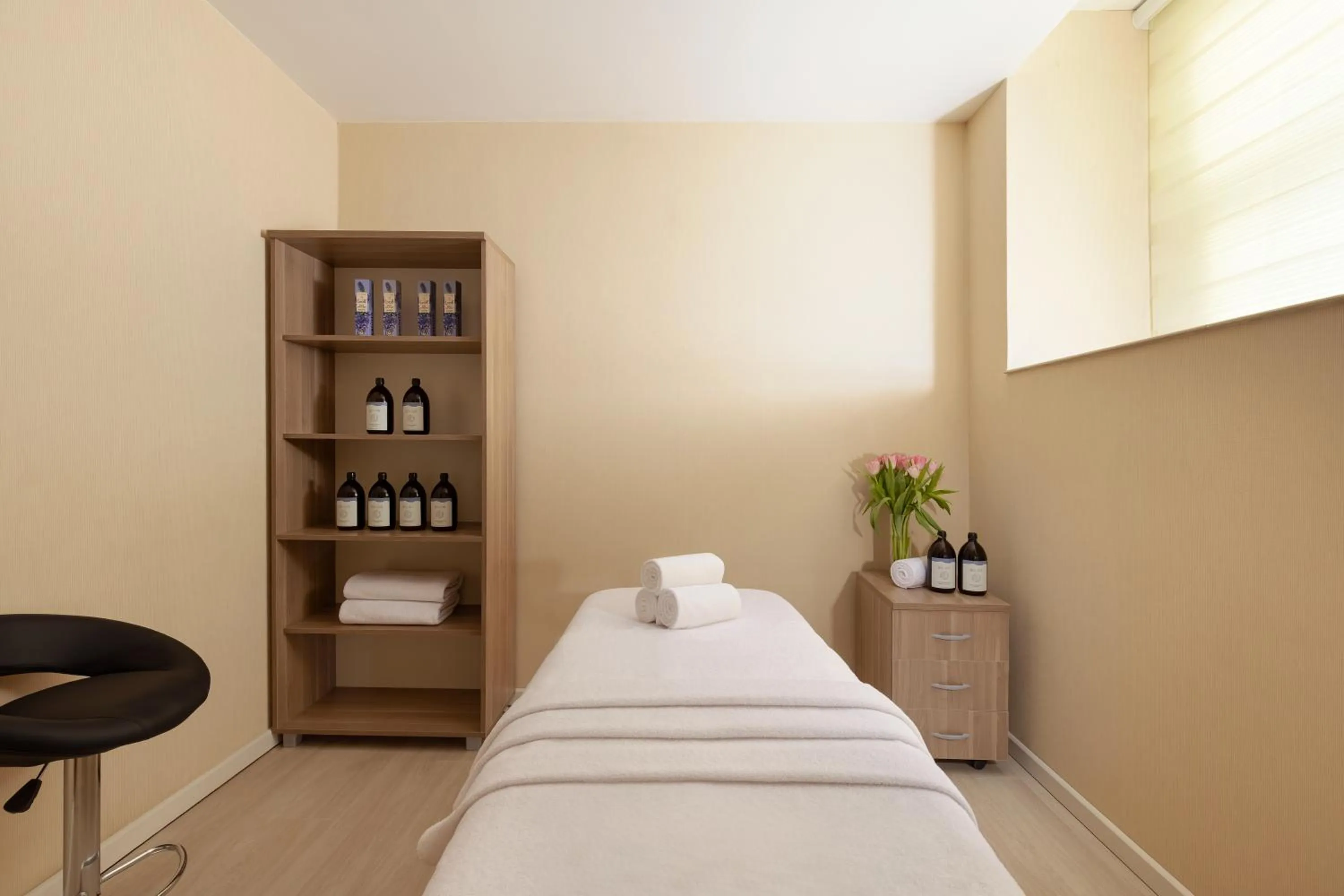 Massage, Bed in Ramada Plaza by Wyndham Gence