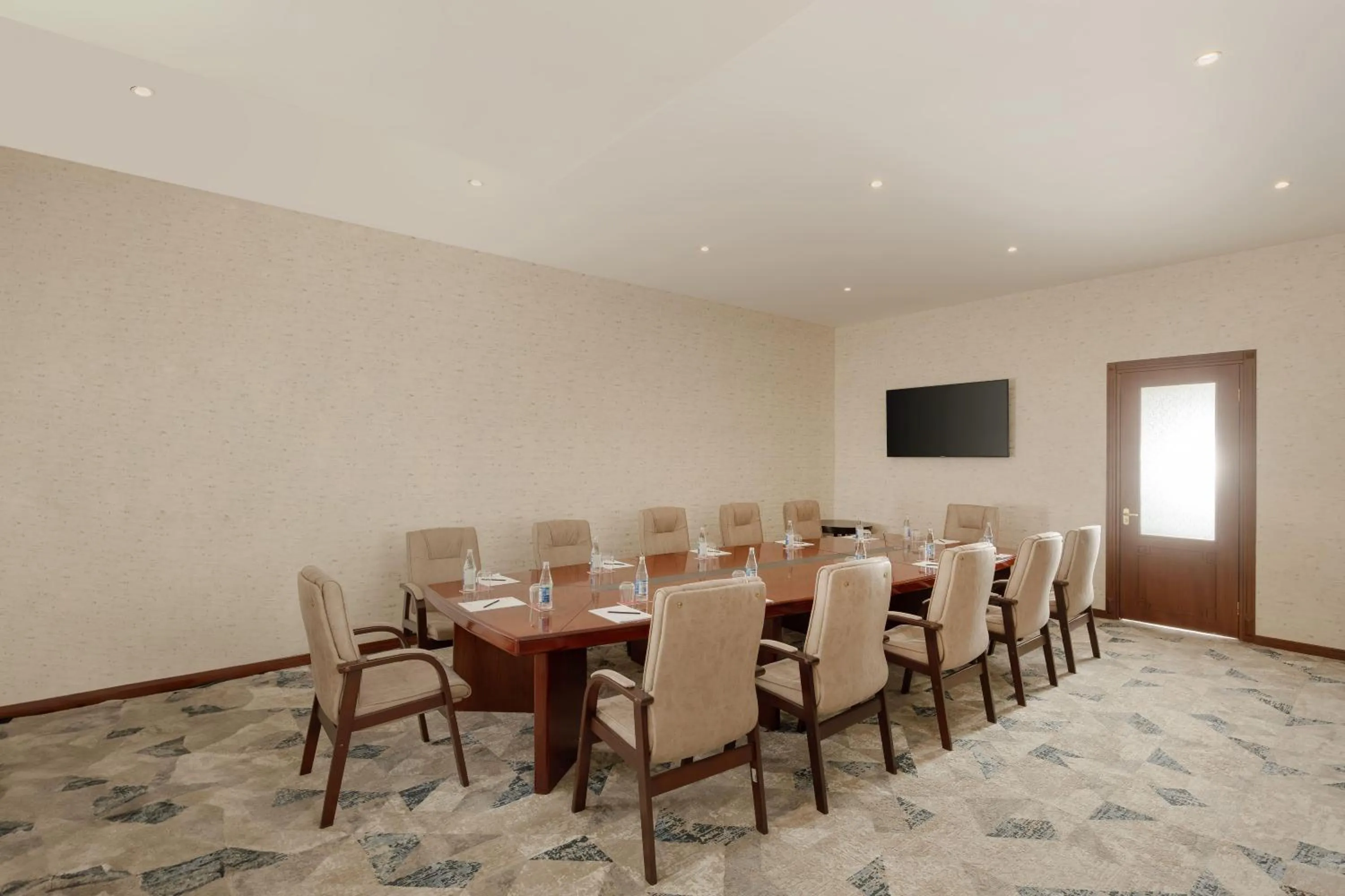 Meeting/conference room in Ramada Plaza by Wyndham Gence