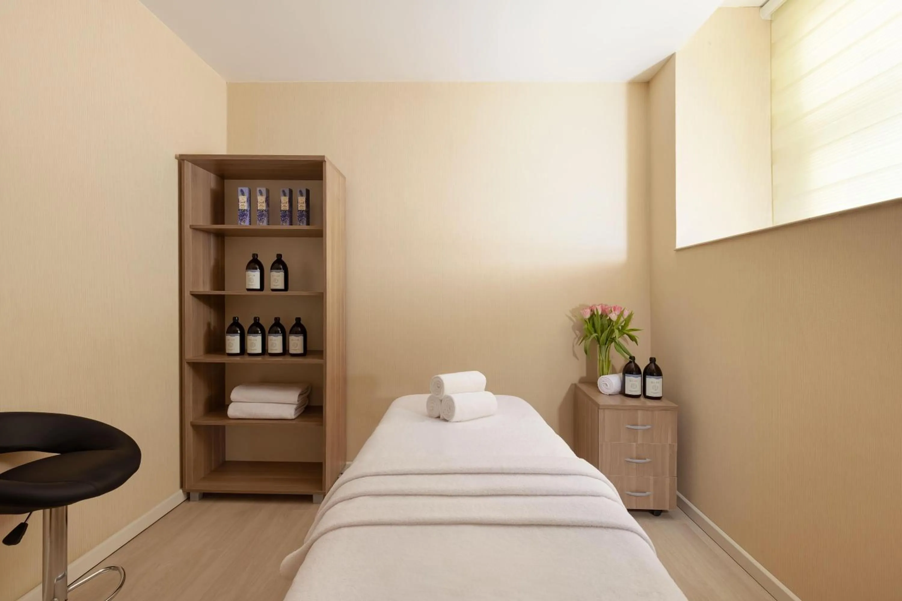 Spa and wellness centre/facilities, Bed in Ramada Plaza by Wyndham Gence