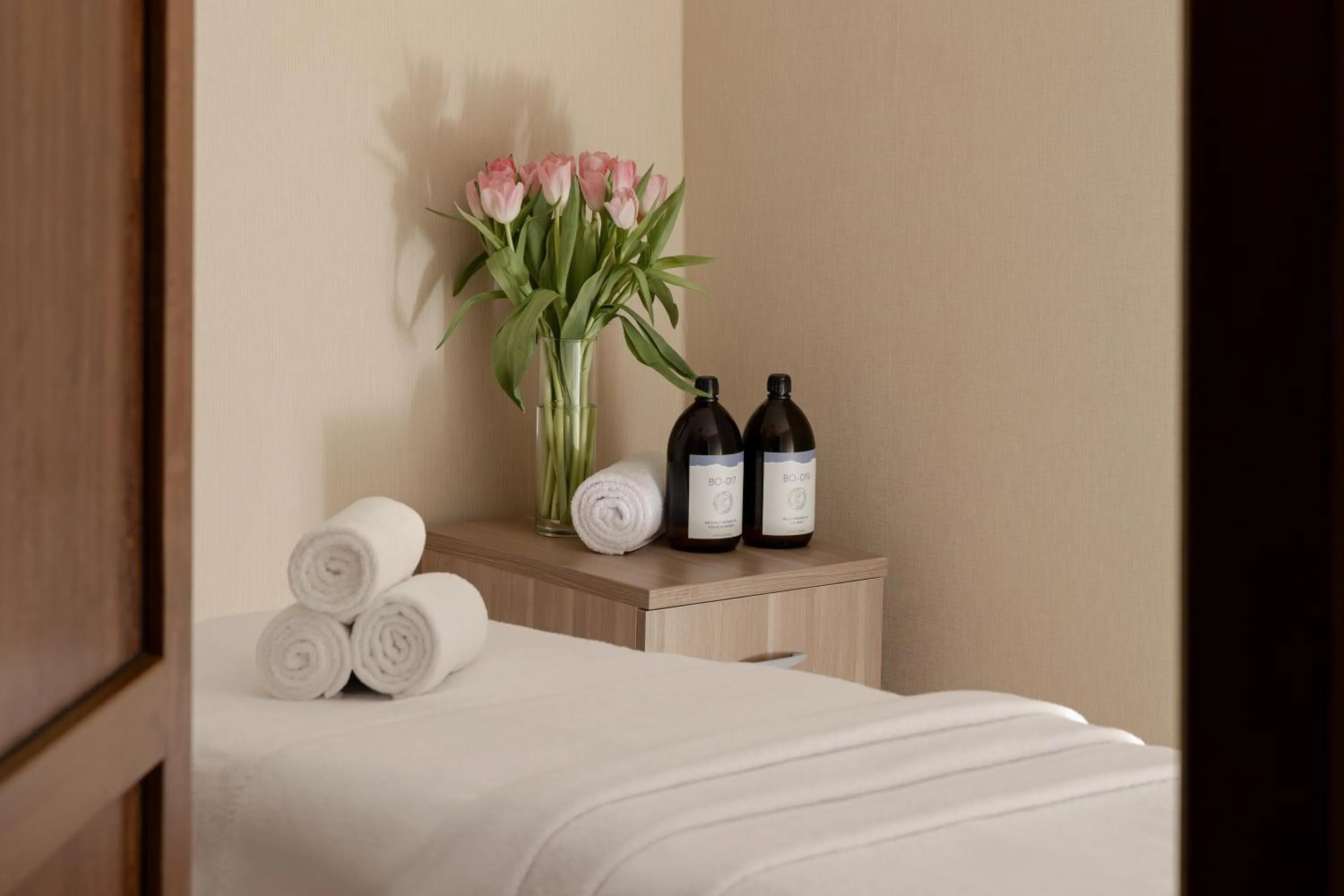 Massage, Bed in Ramada Plaza by Wyndham Gence