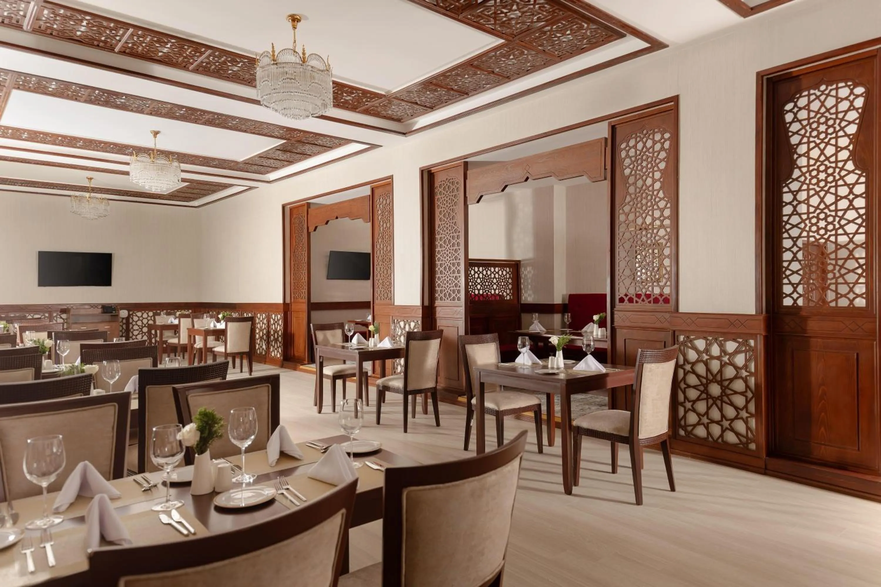 Restaurant/places to eat in Ramada Plaza by Wyndham Gence