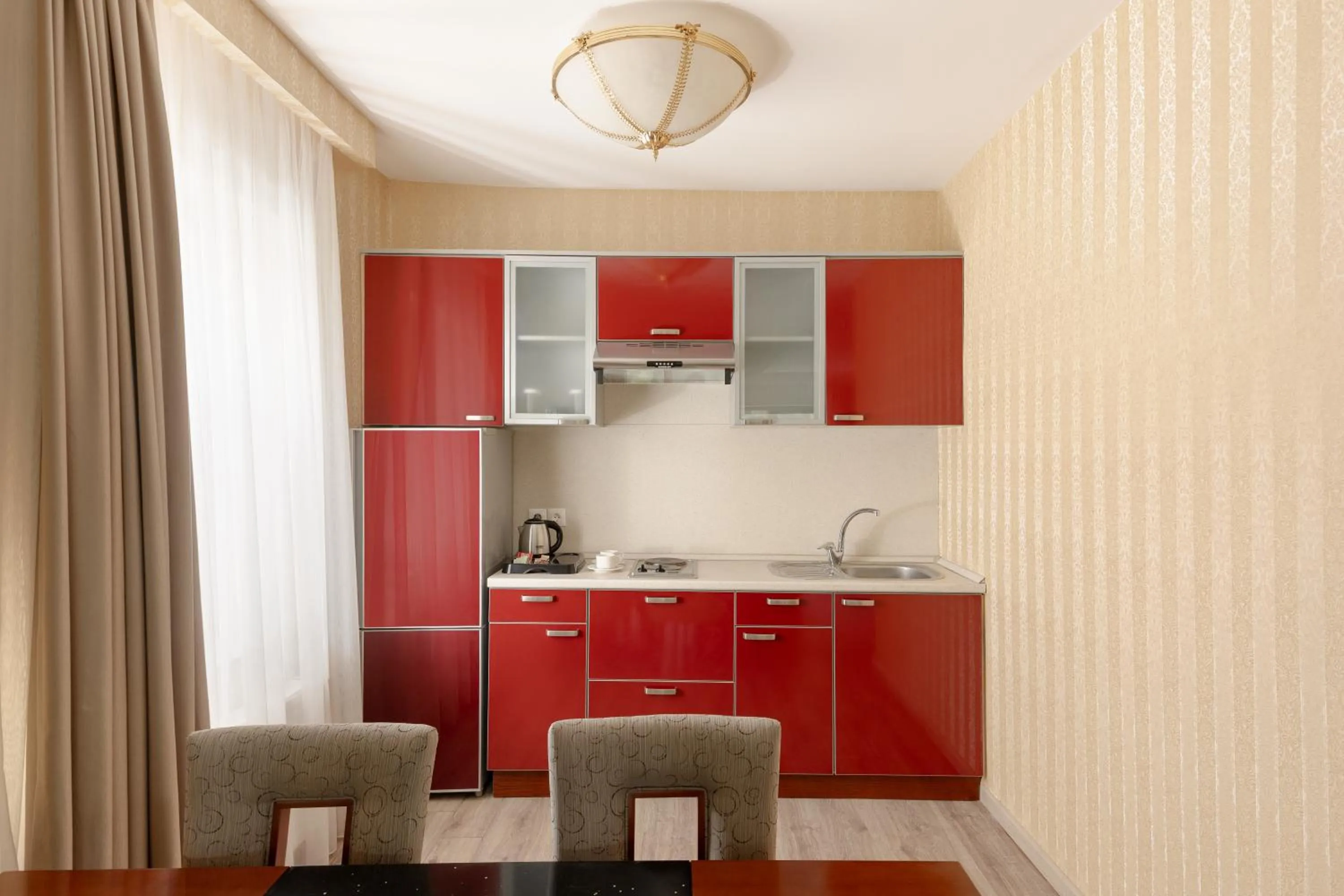 Kitchen or kitchenette in Ramada Plaza by Wyndham Gence