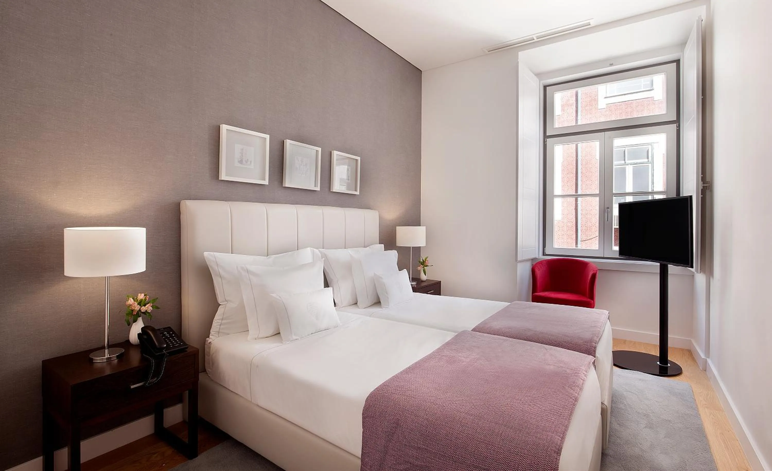 TV and multimedia, Bed in Grape Harbor Prata Apartments