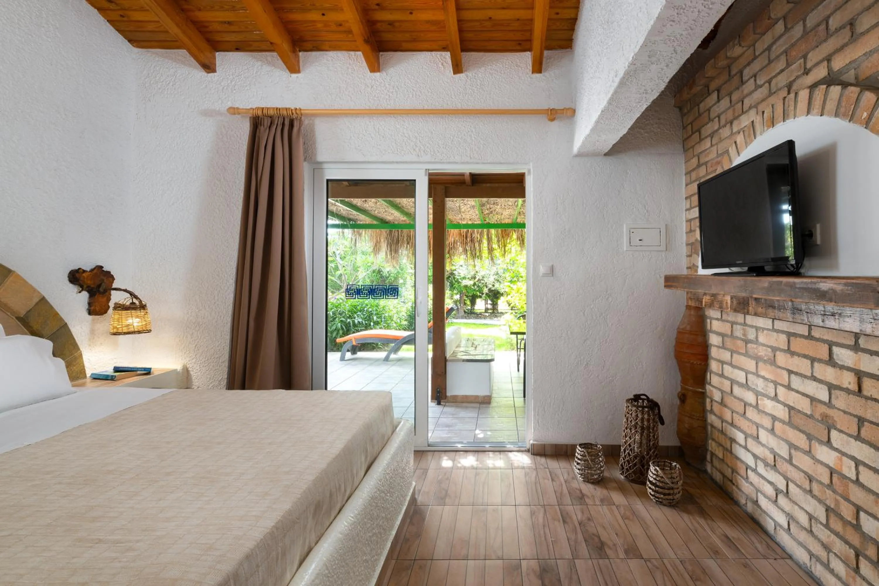 Garden view, Bed in Elefteria Apts & Suites