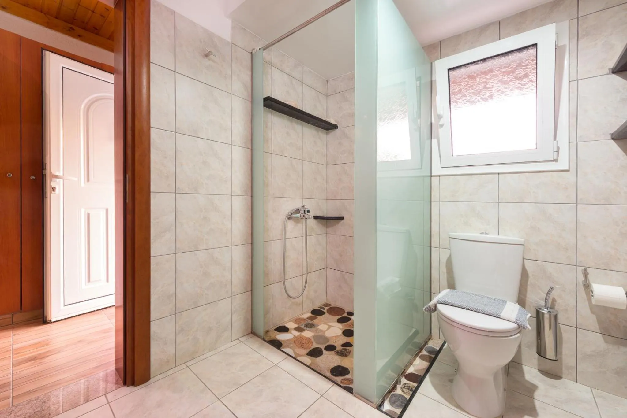 Shower in Elefteria Apts & Suites