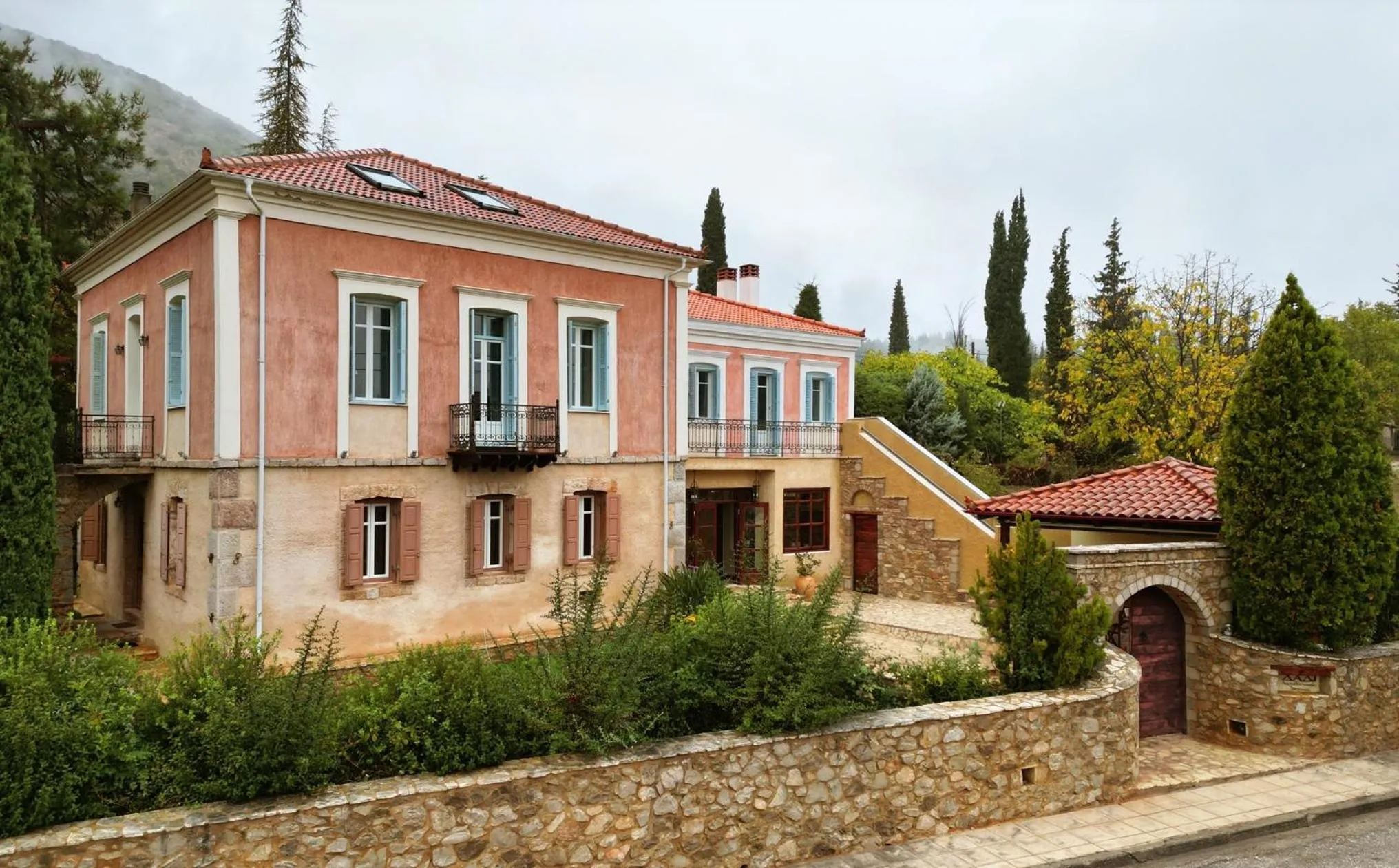 Property building in Archontiko Parnassus Dadi