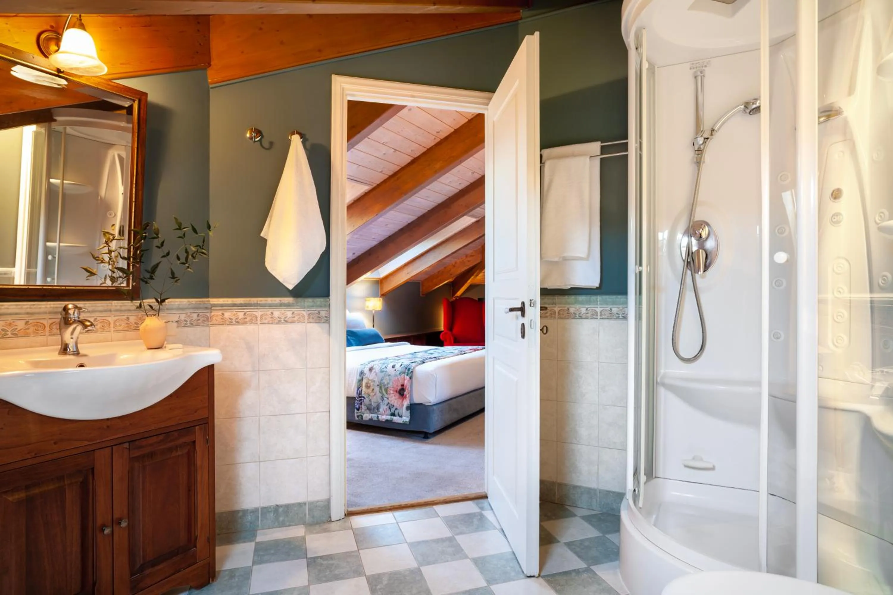 Shower in Archontiko Parnassus Dadi