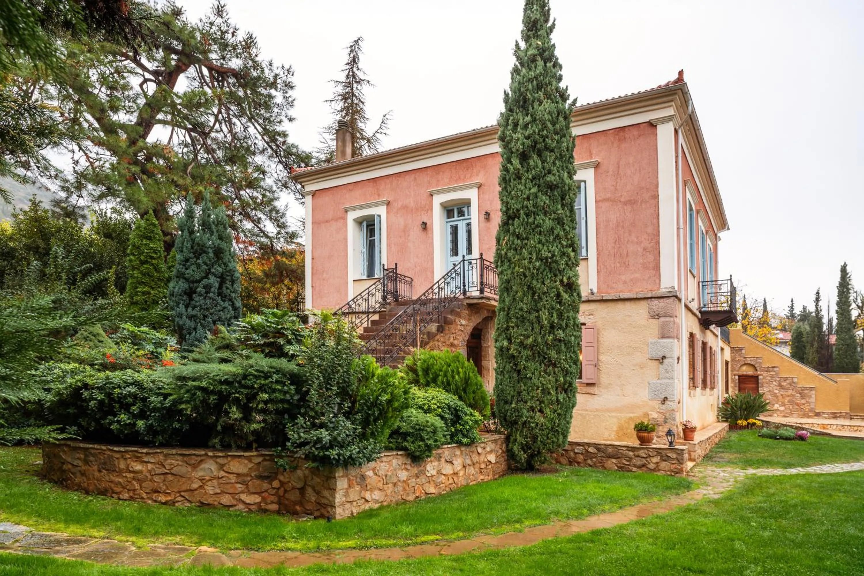 Property building in Archontiko Parnassus Dadi