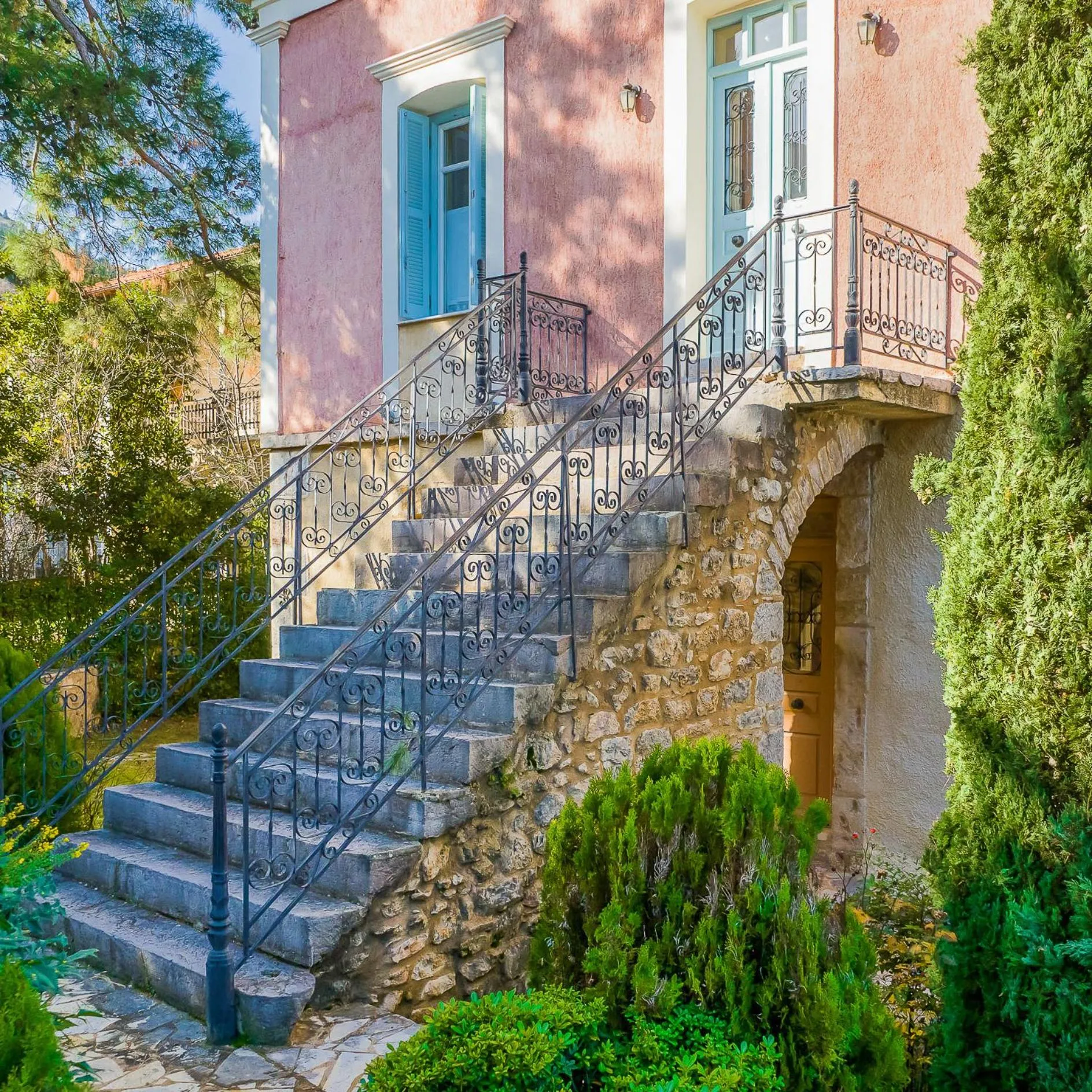 Property building in Archontiko Parnassus Dadi