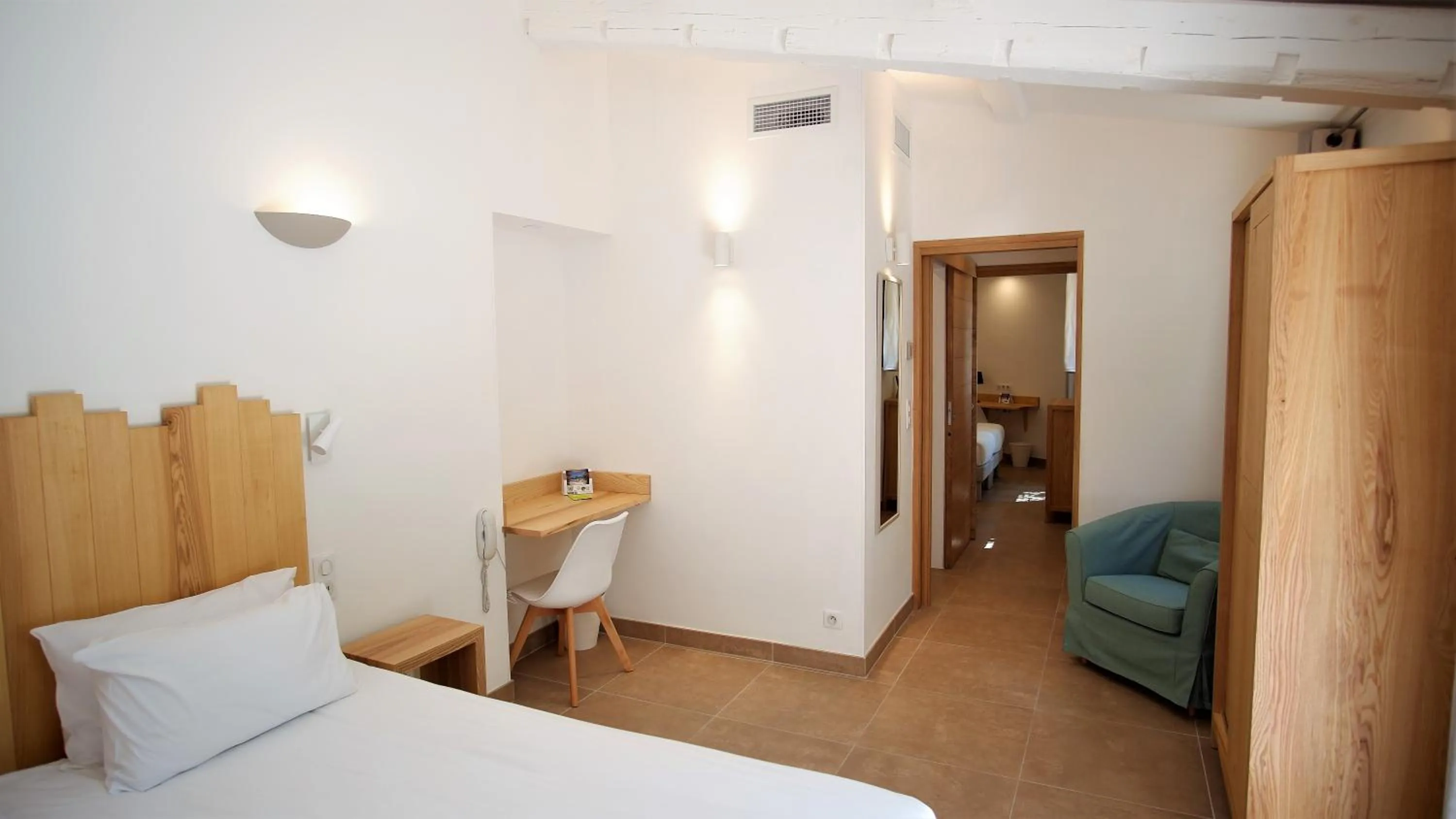 Bedroom, Bed in L'Enclos des Lauriers Roses