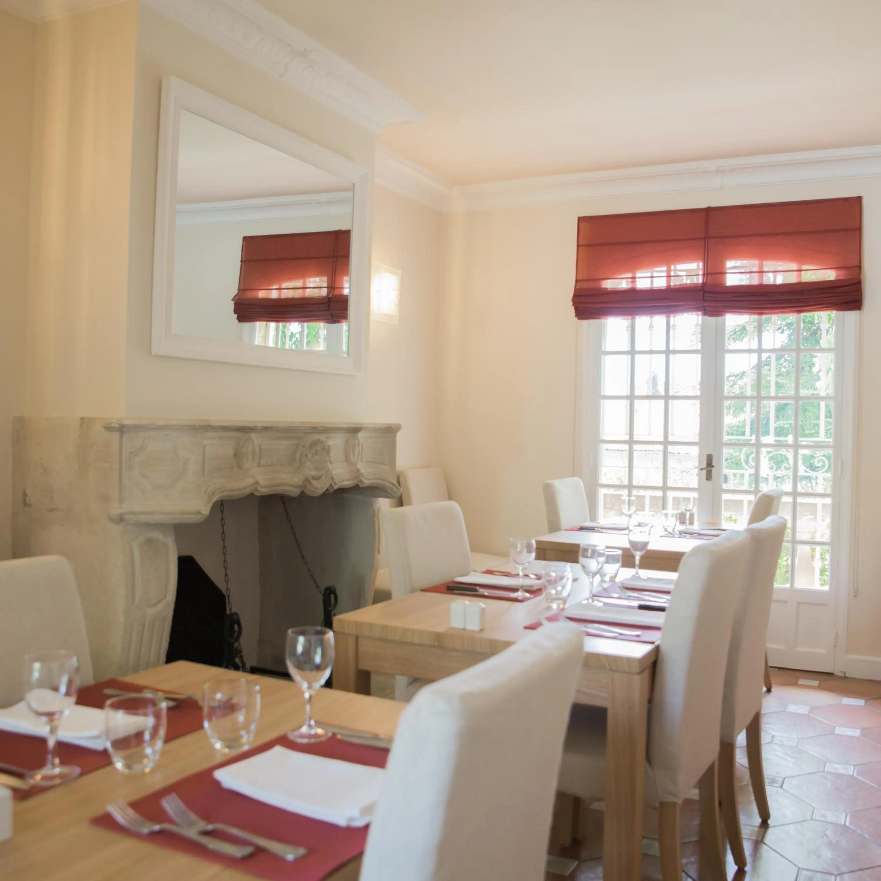 Restaurant/places to eat in L'Enclos des Lauriers Roses