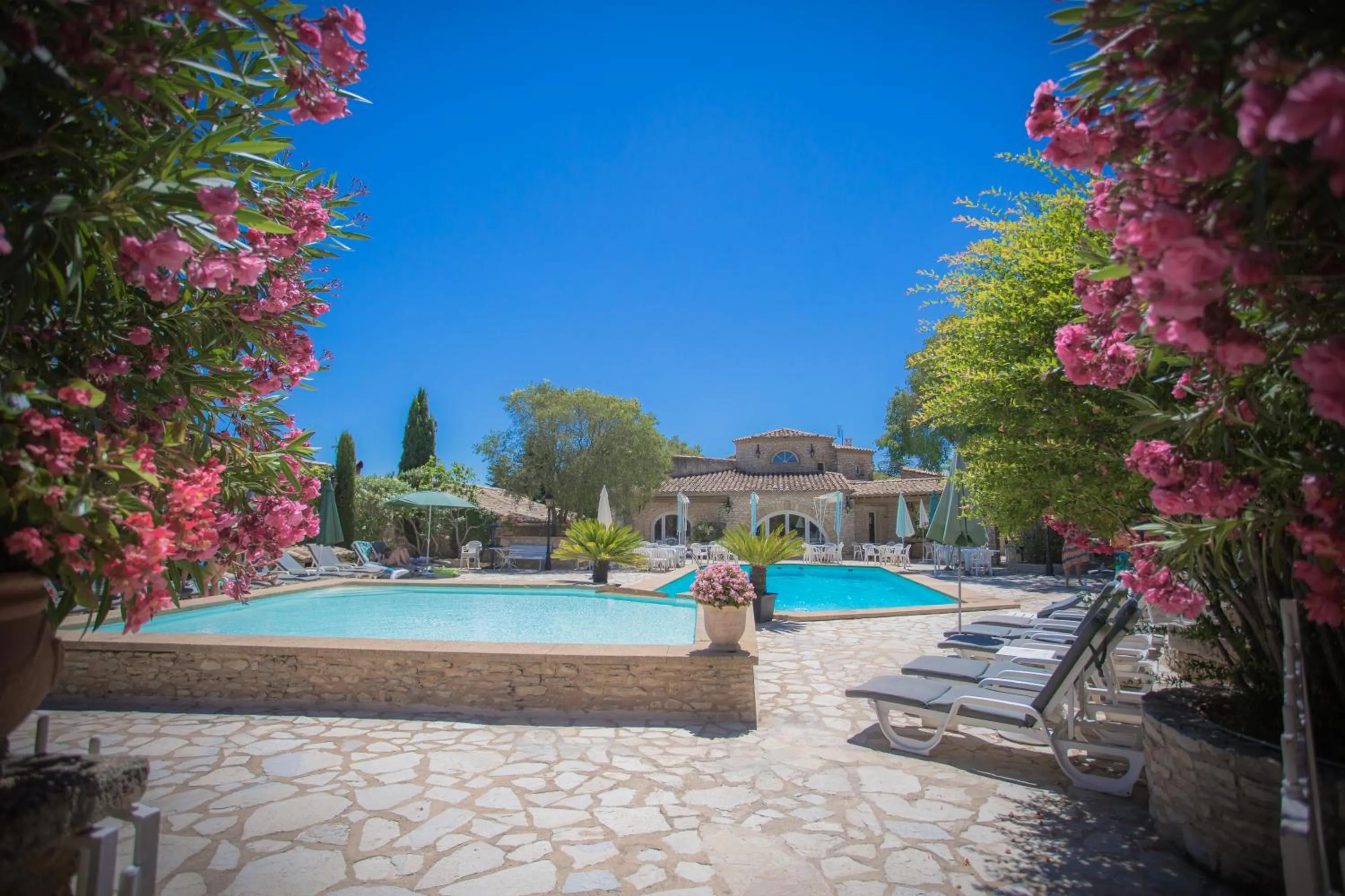 Swimming pool in L'Enclos des Lauriers Roses
