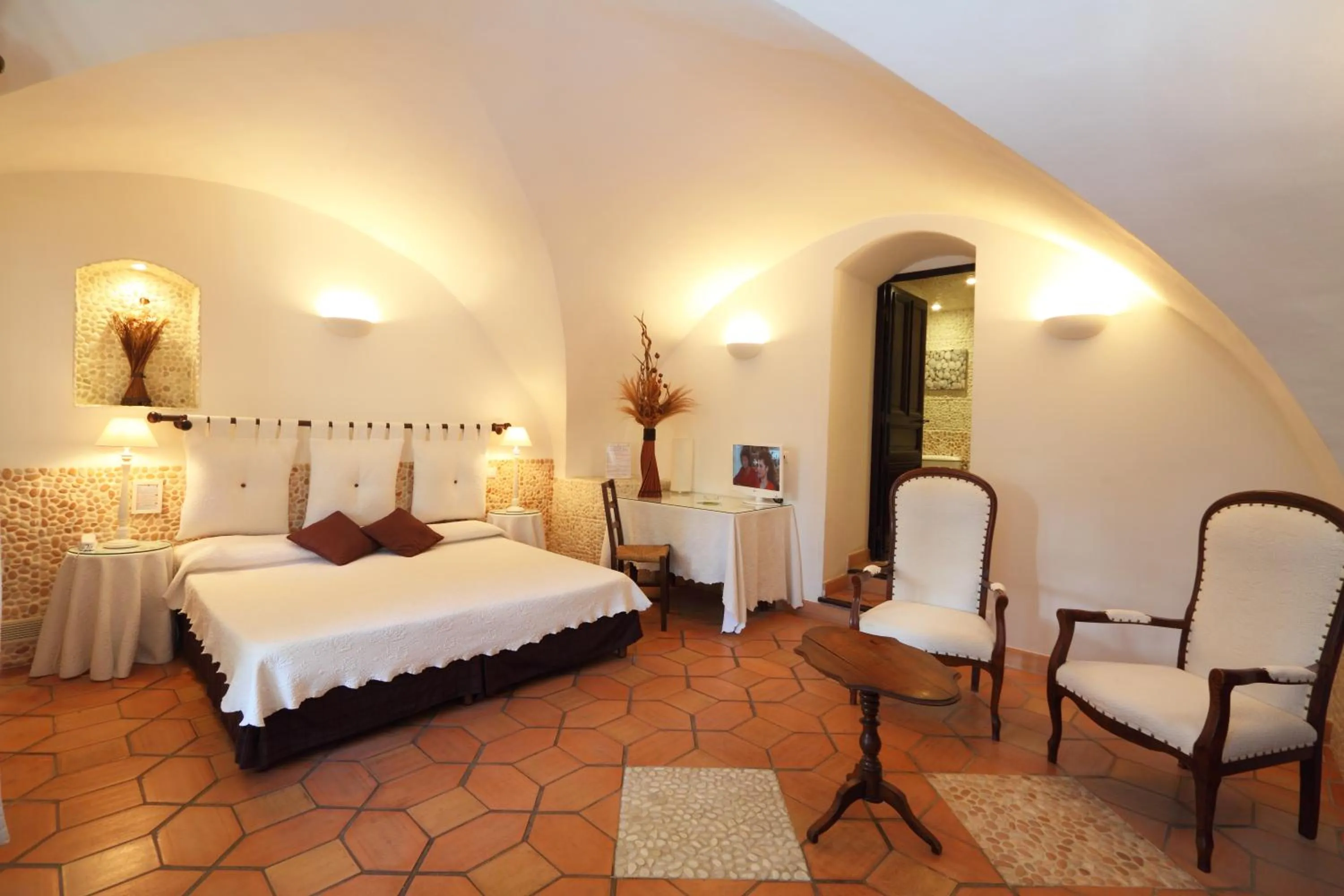 Photo of the whole room, Bed in L'Enclos des Lauriers Roses