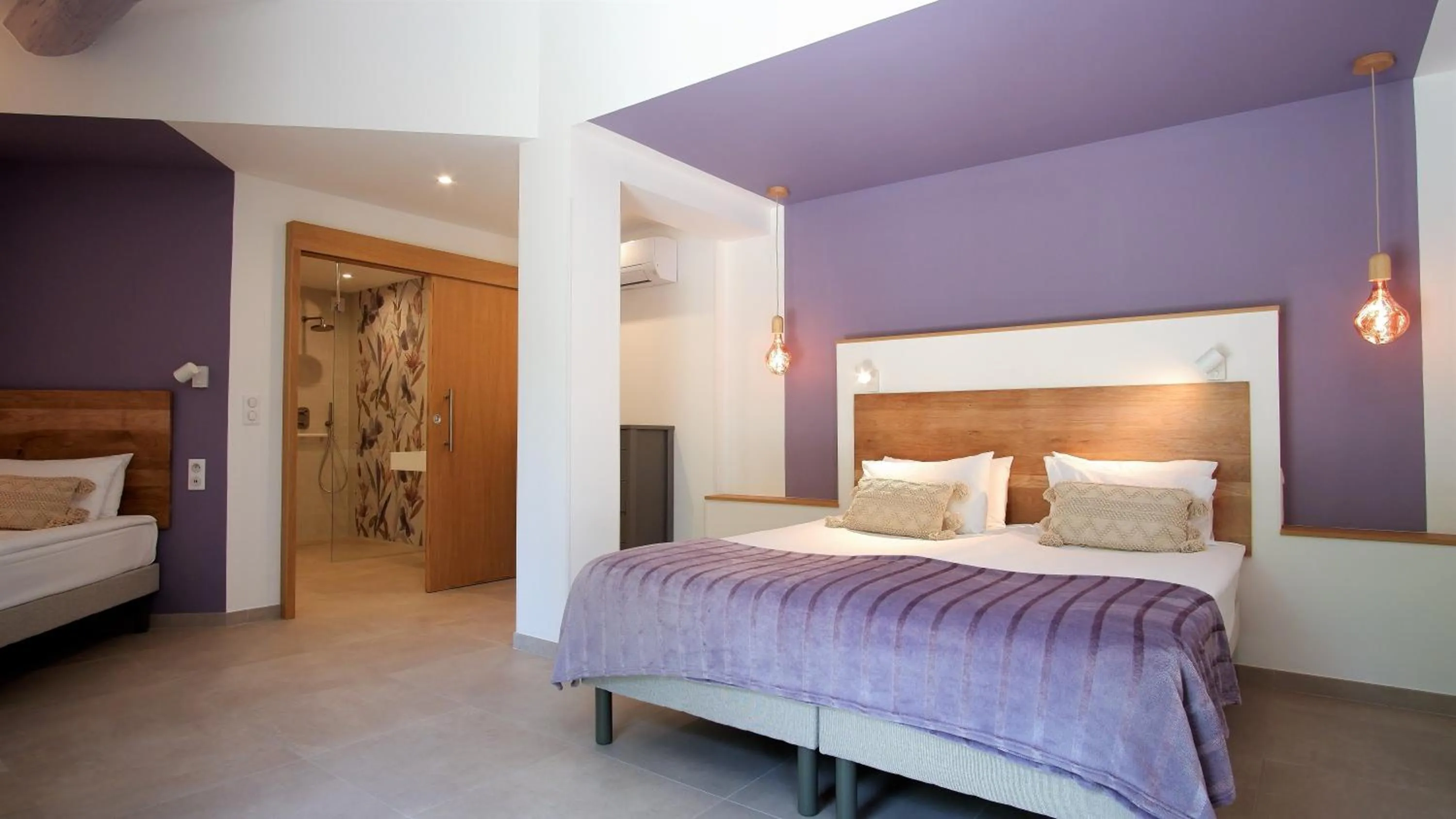 Photo of the whole room, Bed in L'Enclos des Lauriers Roses