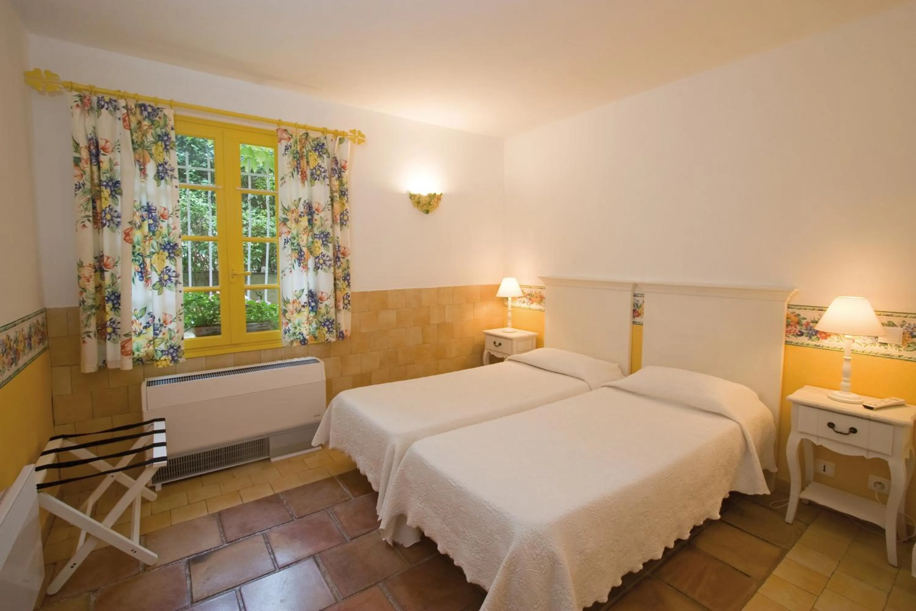 Photo of the whole room, Bed in L'Enclos des Lauriers Roses