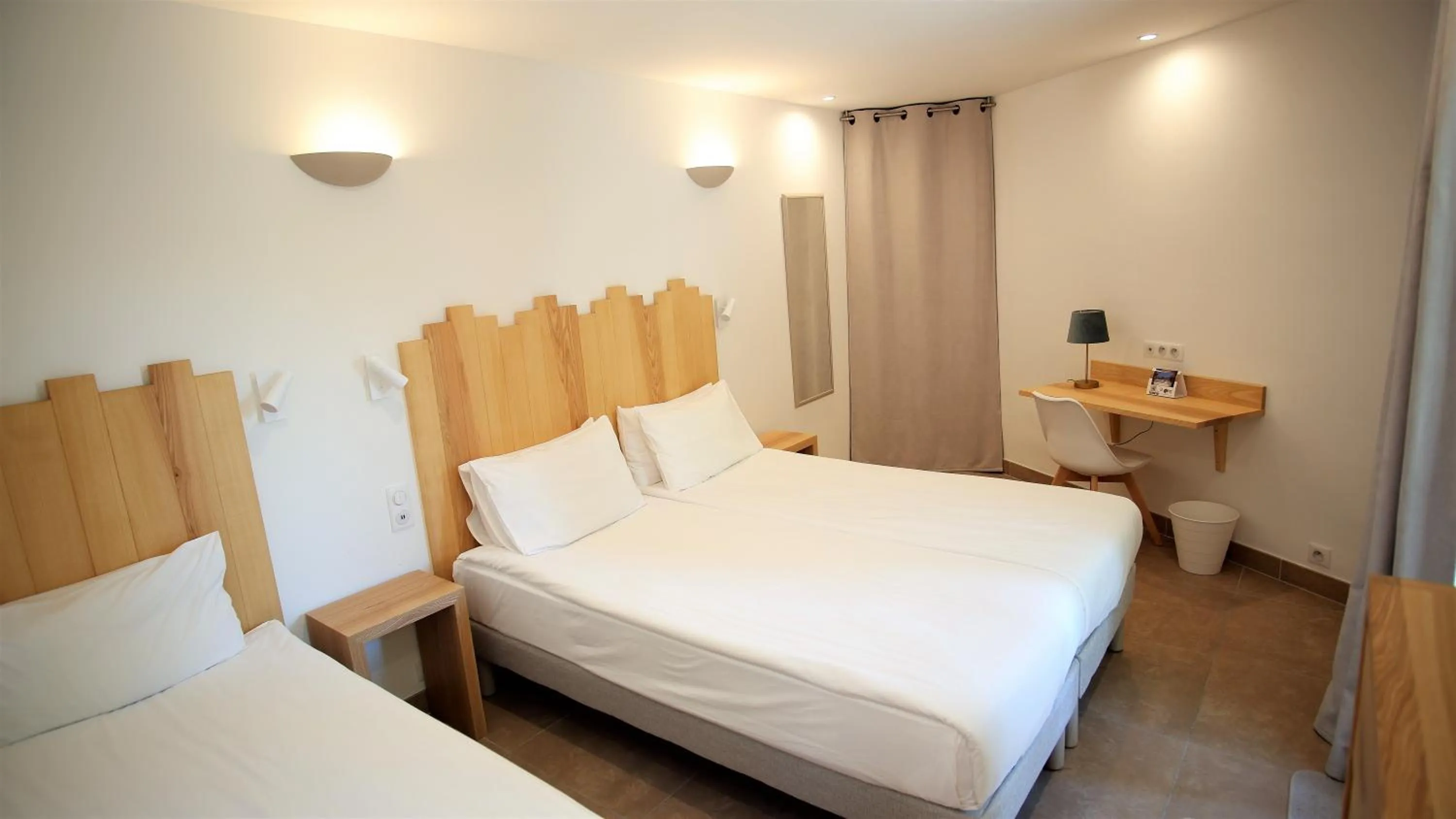 Bedroom, Bed in L'Enclos des Lauriers Roses