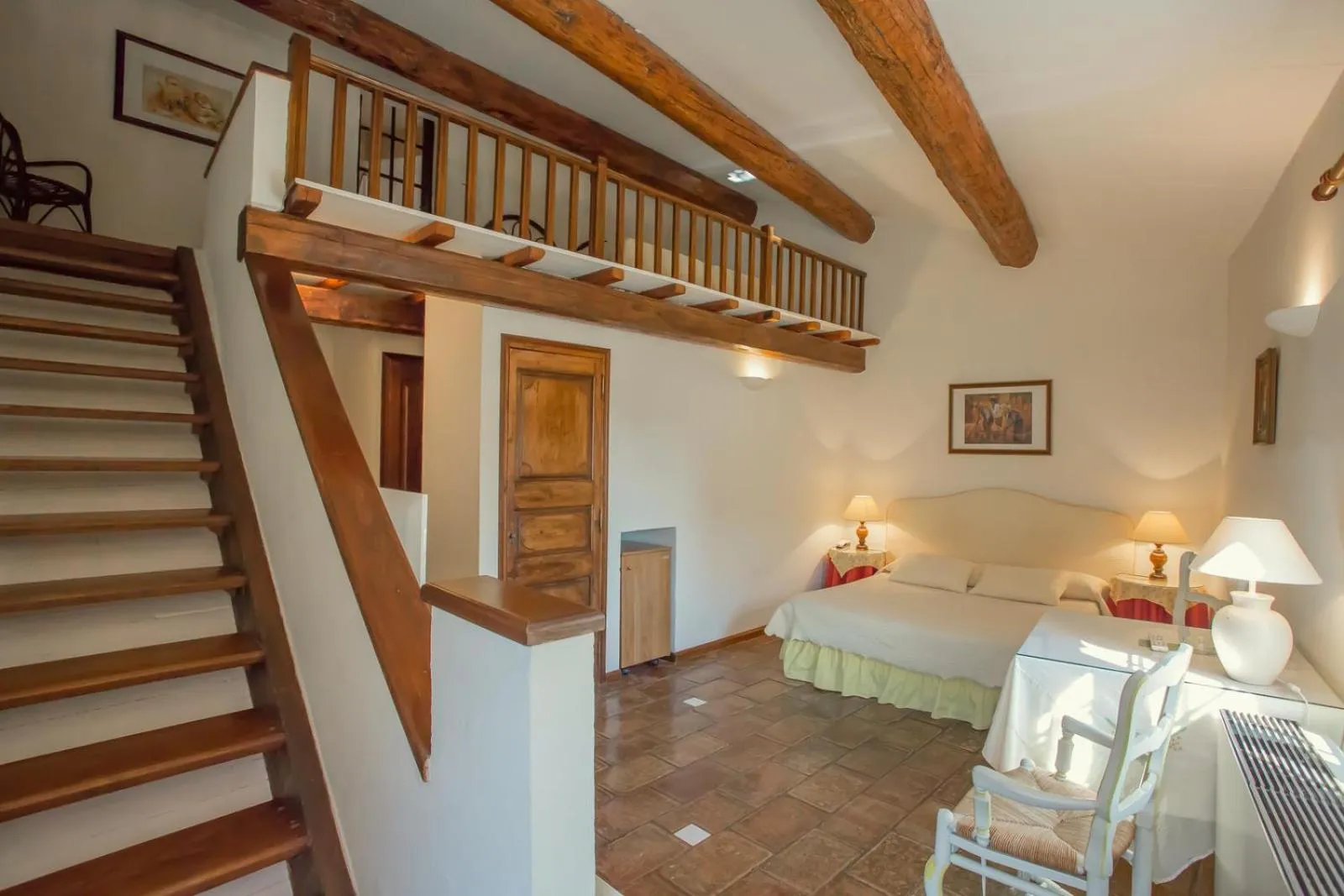 Photo of the whole room in L'Enclos des Lauriers Roses