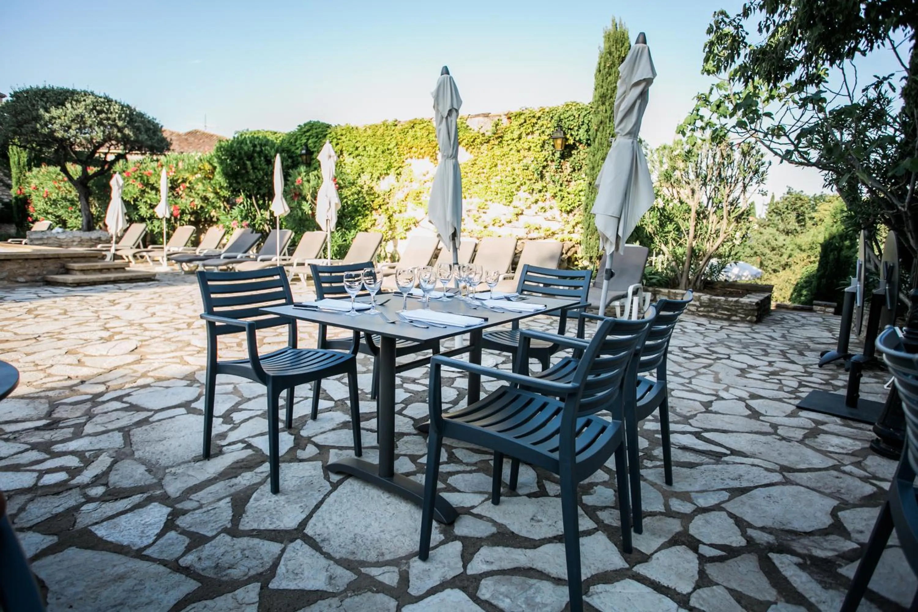 Restaurant/places to eat in L'Enclos des Lauriers Roses