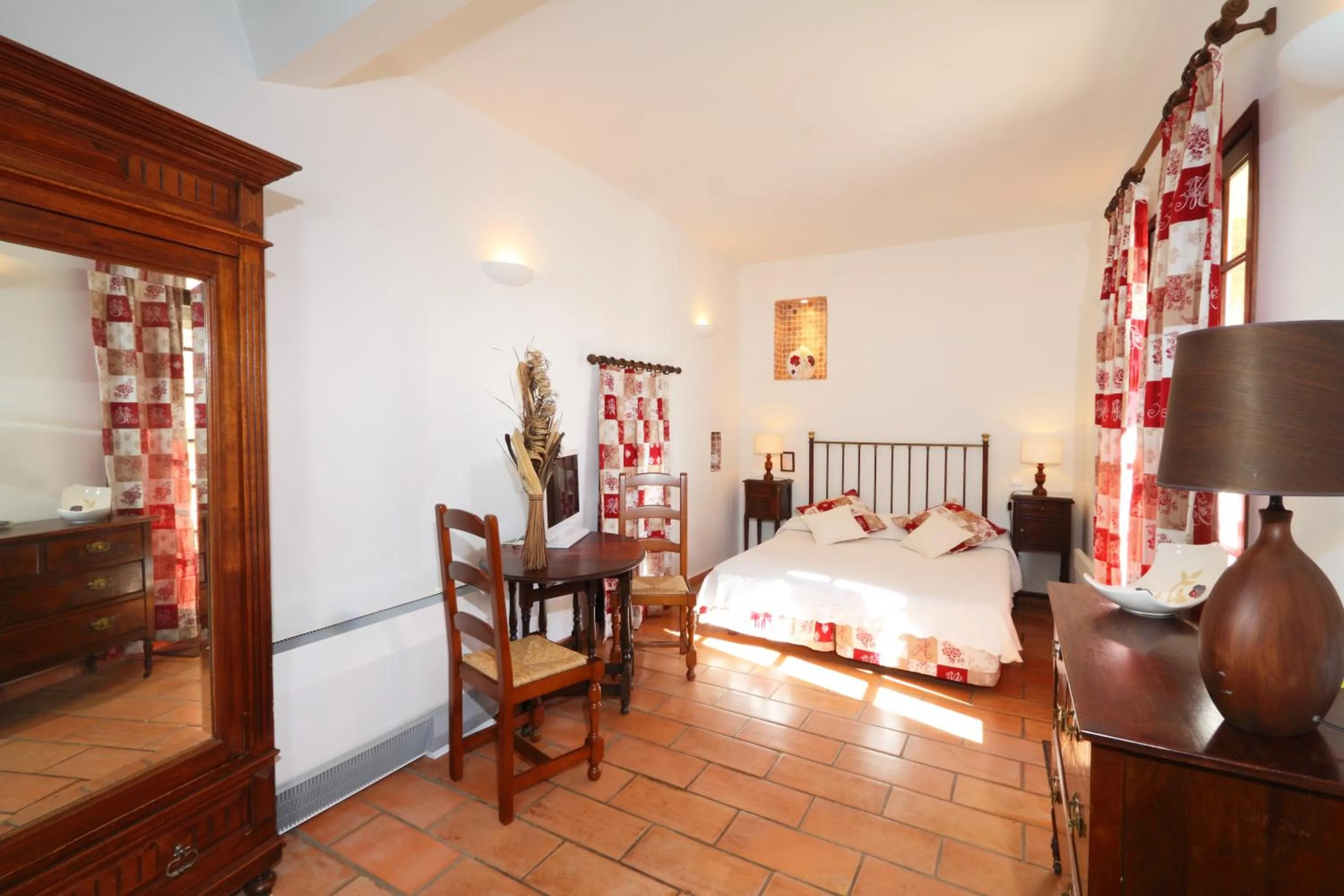 Photo of the whole room, Bed in L'Enclos des Lauriers Roses