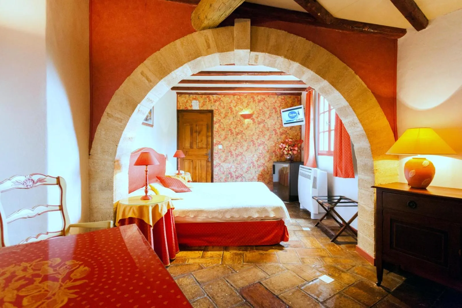 Photo of the whole room, Bed in L'Enclos des Lauriers Roses